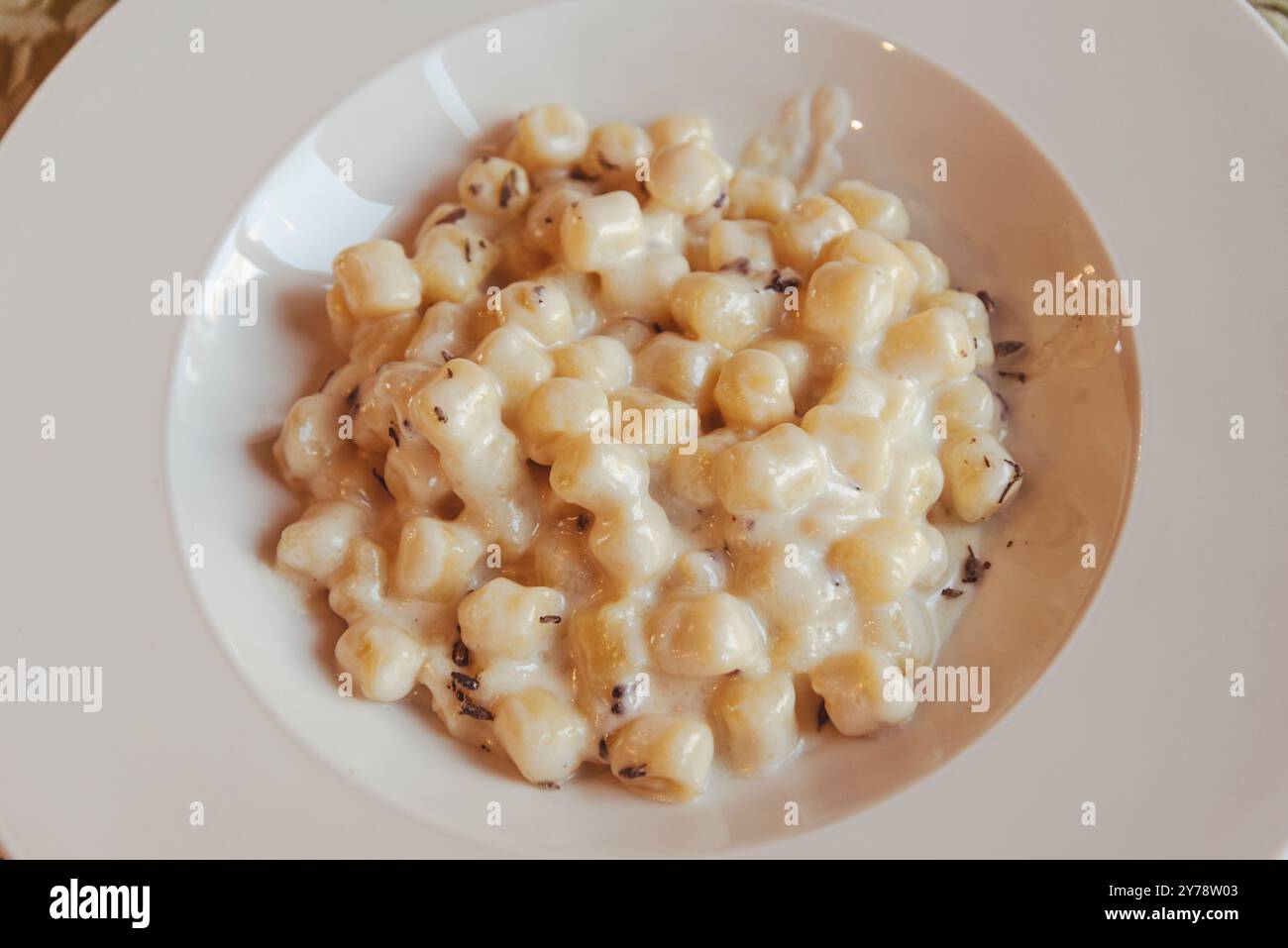 Gli gnocchi al Castelmagno sono una ricetta così succulenta e preziosa. Il re dei formaggi insieme agli gnocchi di "nonna". Foto Stock