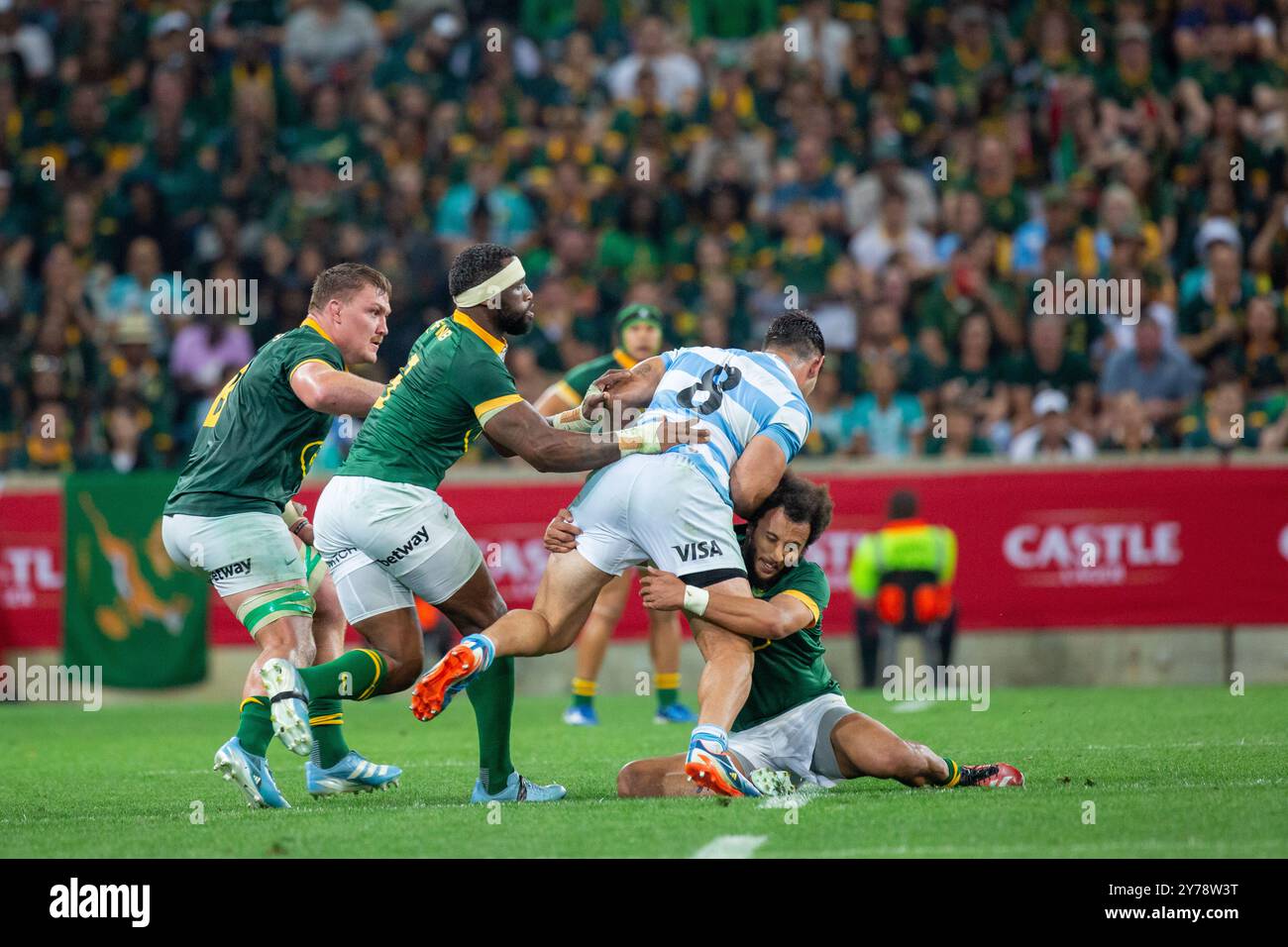 Mbombela, Sudafrica. 28 settembre 2024. Lo springbok Jayden Hendrikse affronta Pumas Joaquin Oviedo durante il Castle Lager Rugby Championship 2024 match contro i Pumas a Mbombela Stadium Credit: AfriPics.com/Alamy Live News Foto Stock