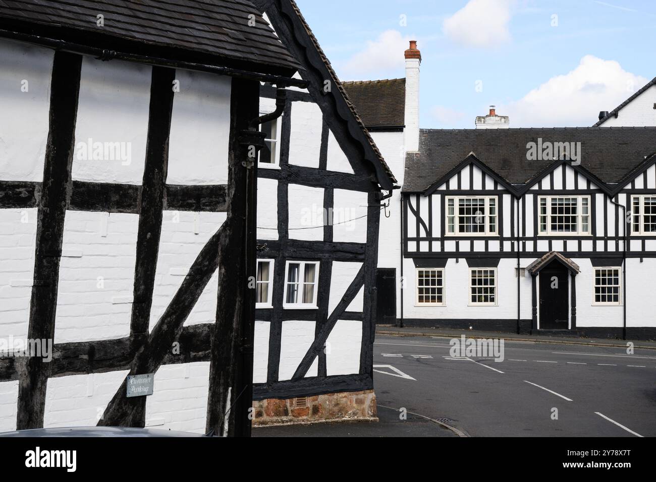 Hodnet, Shropshire, Regno Unito - 16 settembre 2024; storici edifici in legno bianchi e neri nel villaggio di Hodnet nello Shropshire settentrionale Foto Stock