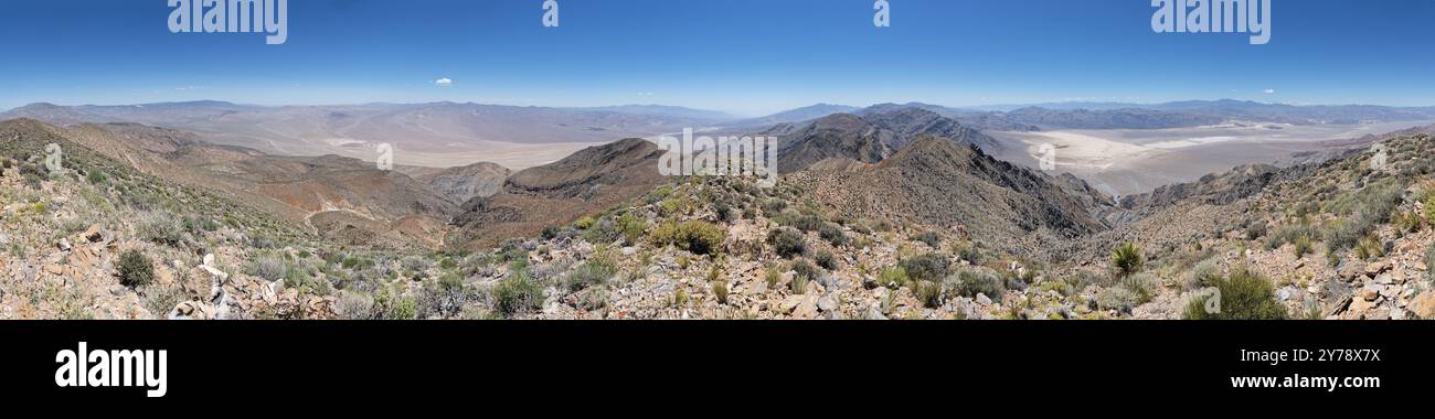 Immagine panoramica da Sandy Point con vista sulla Valle della morte e sulle valli Eureka nel Parco Nazionale della Valle della morte in California Foto Stock