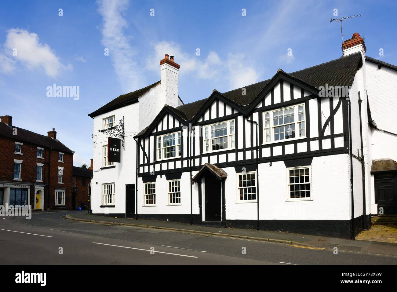 Hodnet, Shropshire, Regno Unito - 16 settembre 2024; The Bear Inn, una locanda per carrozze in legno bianco e nero del XVI secolo Foto Stock