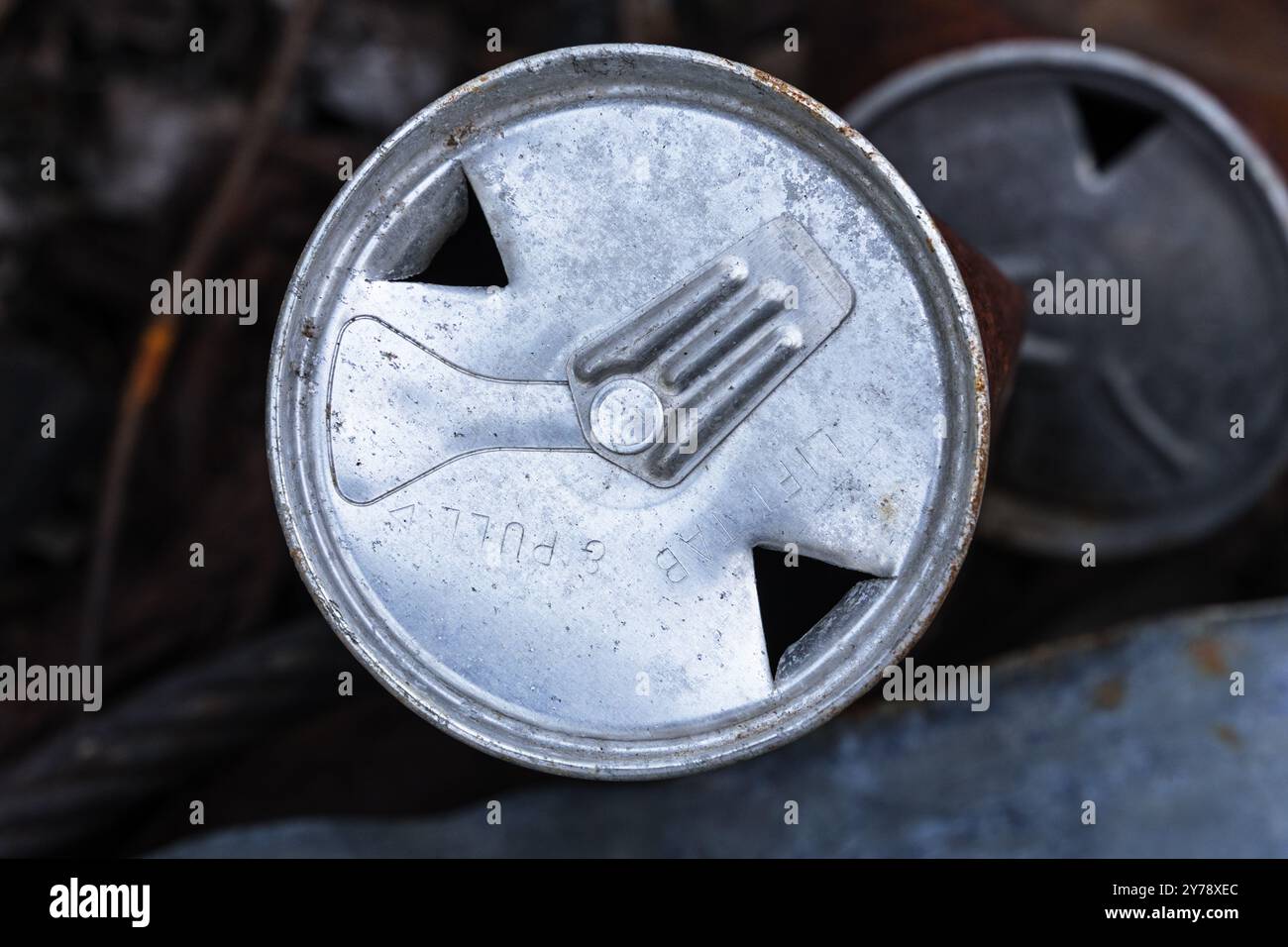 la vecchia lattina di birra con linguetta da 1962 pollici con le parole "lift tab" e "pull" aperta con un apriscatole con chiave Foto Stock