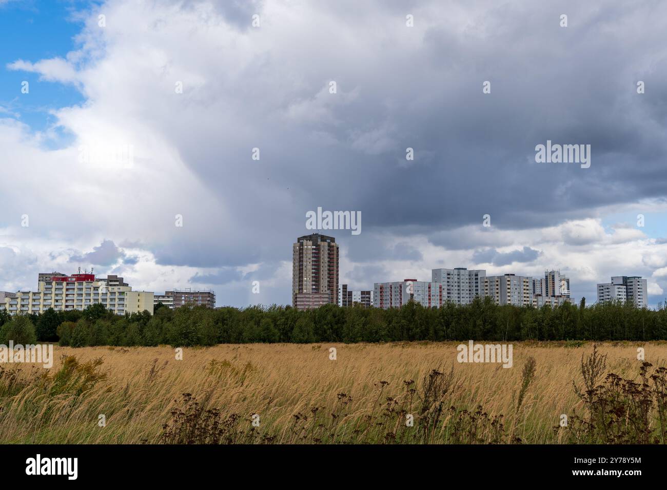 Berlino, Germania 2024: Gropiusstadt è una grande proprietà residenziale costruita da Walter Gropius con 18.500 appartamenti. Foto Stock