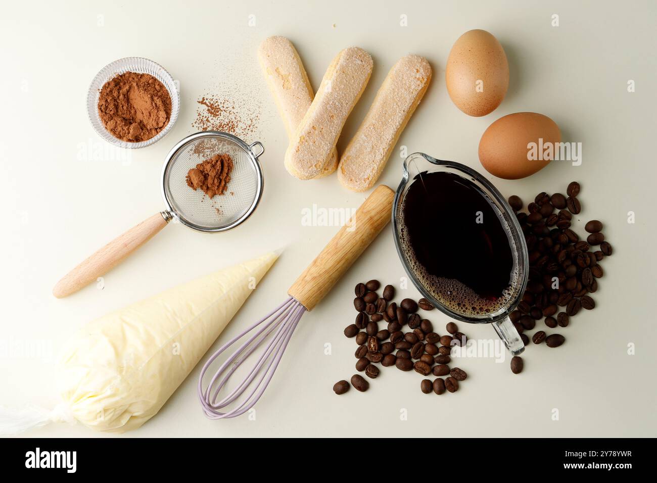 Ingredienti tiramisù ricetta classica Top View, formaggio Mascarpone, caffè, cacao in polvere, Lady Fingers, zucchero, uova. Foto Stock