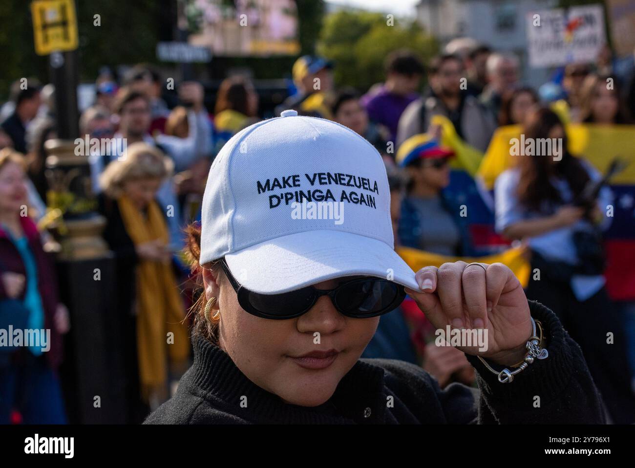 Londra, Regno Unito. 28 settembre 2024. Un manifestante indossa un cappellino da baseball durante la dimostrazione. La diaspora venezuelana si è riunita nella piazza del Parlamento a Londra per mostrare la propria solidarietà con la propria gente a casa. Subito dopo che i risultati delle elezioni presidenziali sono stati rilasciati i disordini civili sono iniziati in Venezuela contro l'amministrazione Nicolas Maduro a causa del fatto che i venezuelani pensano che le elezioni siano state controllate e ingiuste. Credito: SOPA Images Limited/Alamy Live News Foto Stock