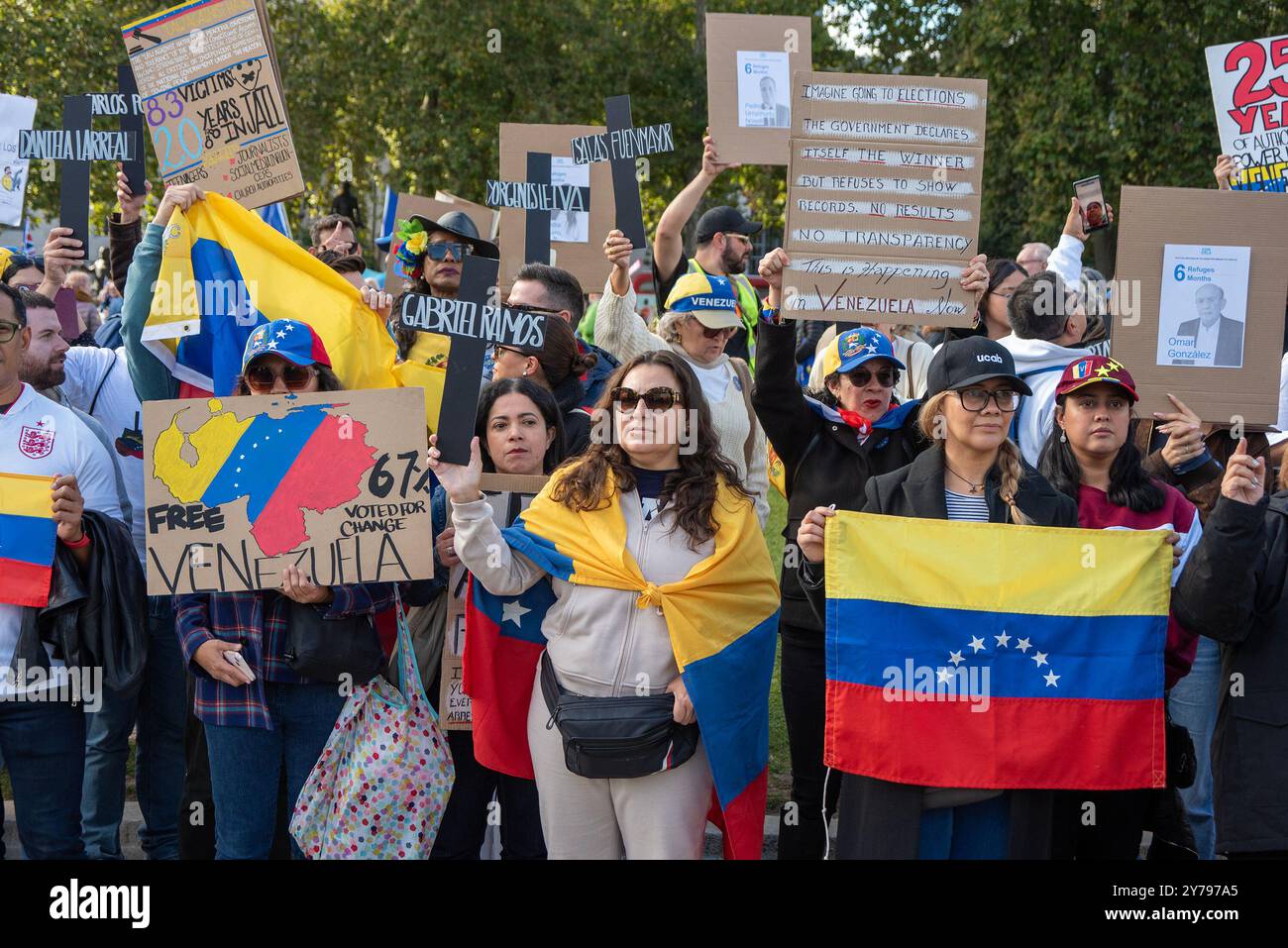 Londra, Regno Unito. 28 settembre 2024. Il manifestante venezuelano tiene cartelli e bandiere durante la manifestazione in Parliament Square a Londra. La diaspora venezuelana si è riunita nella piazza del Parlamento a Londra per mostrare la propria solidarietà con la propria gente a casa. Subito dopo che i risultati delle elezioni presidenziali sono stati rilasciati i disordini civili sono iniziati in Venezuela contro l'amministrazione Nicolas Maduro a causa del fatto che i venezuelani pensano che le elezioni siano state controllate e ingiuste. (Foto di Krisztian Elek/SOPA Images/Sipa USA) credito: SIPA USA/Alamy Live News Foto Stock