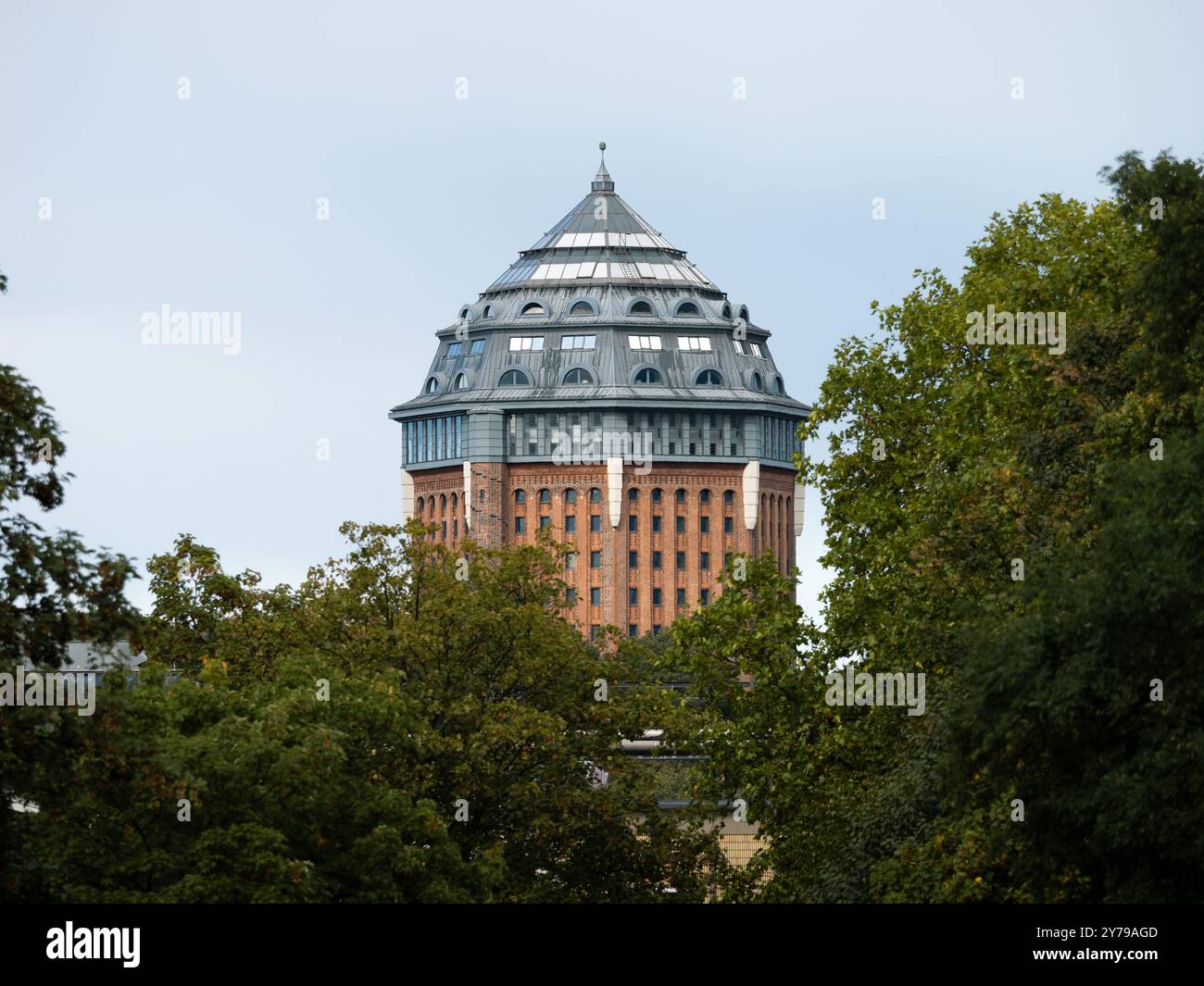 Esterno dell'edificio Schanzenturm di Amburgo. L'ex torre dell'acqua è ora utilizzata come hotel Mövenpick. La casa storica si trova nelle Sternschanze. Foto Stock