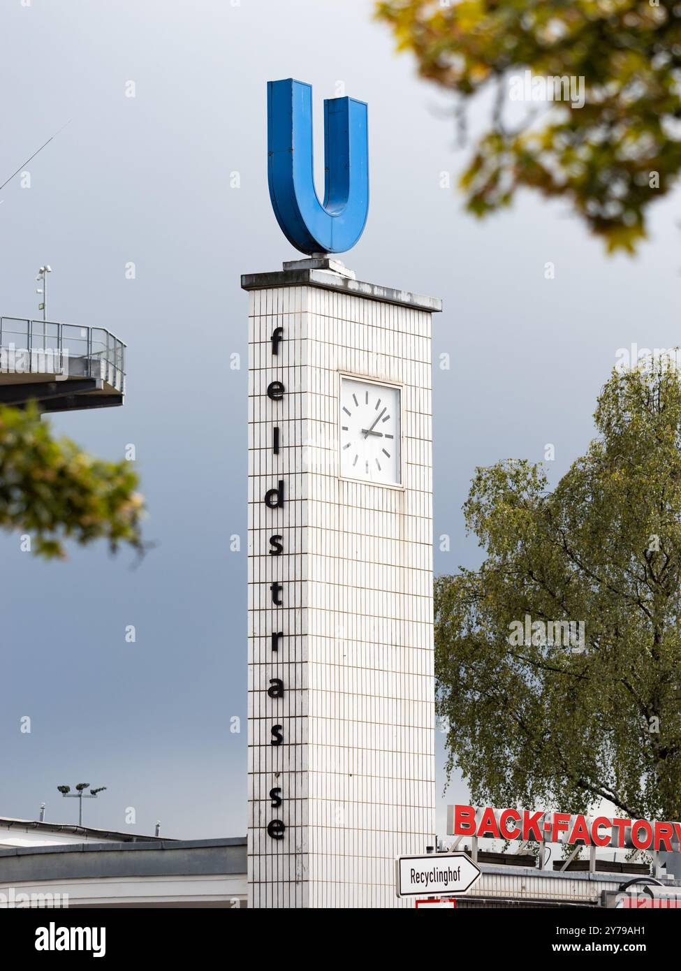 Insegna con il logo della U-Bahn ad Amburgo alla stazione Feldstrasse. Alto edificio con un orologio e la grande lettera blu U. servizio di trasporto pubblico. Foto Stock