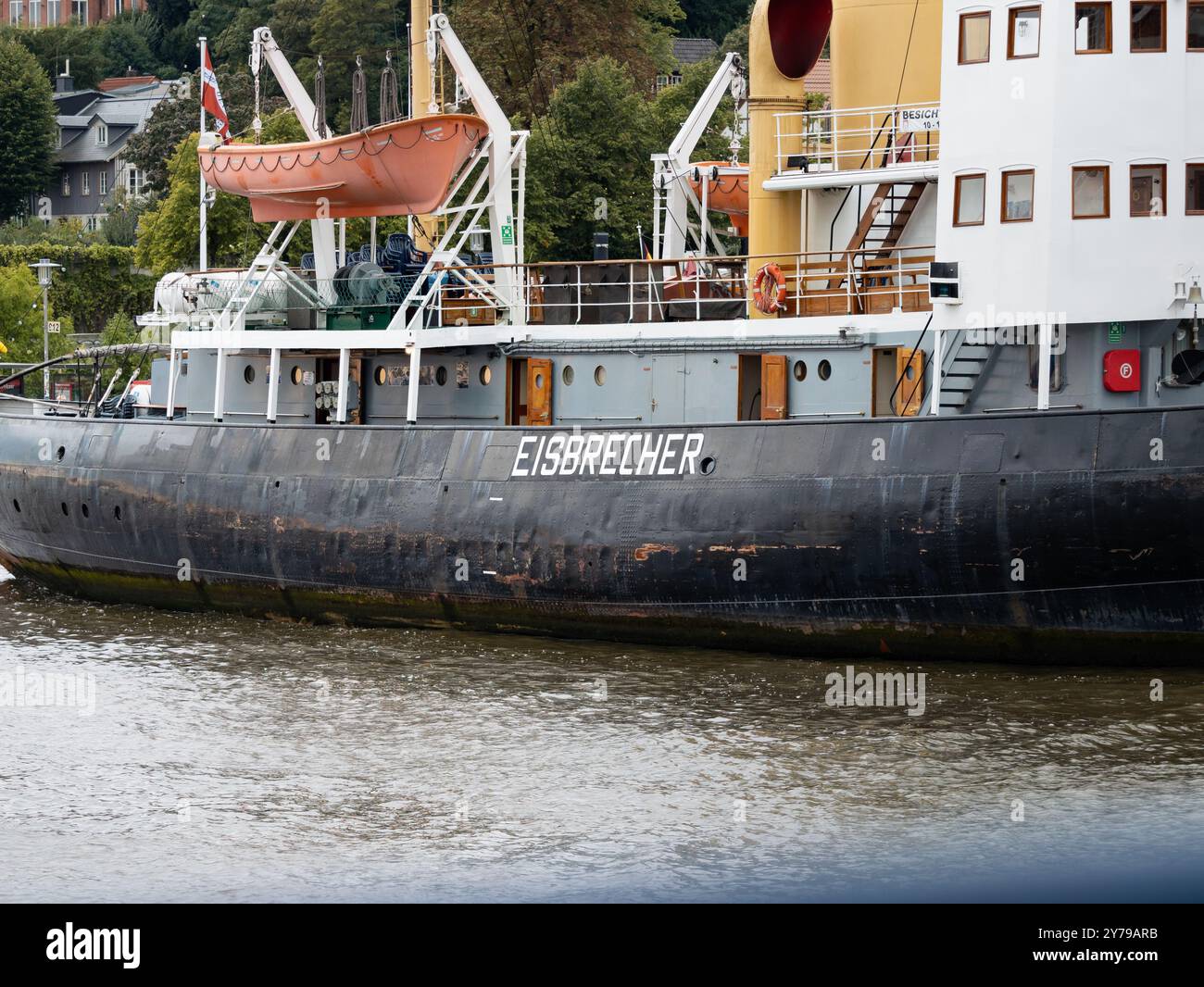 Etichetta Eisbrecher (rompighiaccio) su un'imbarcazione. Nave nautica per distruggere blocchi di ghiaccio di acqua congelata nella zona portuale. Attrezzature per liberare i percorsi. Foto Stock