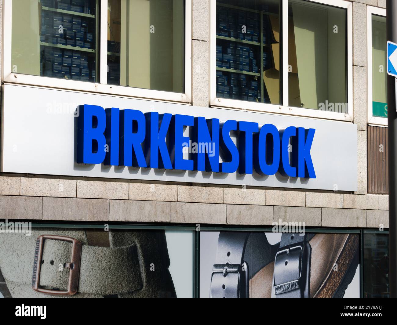 Il logo Birkenstock è il simbolo di un edificio di un punto vendita. Marchio di scarpe tedesco di proprietà dell'azienda LVMH. L'azienda è famosa per i suoi sandali. Foto Stock