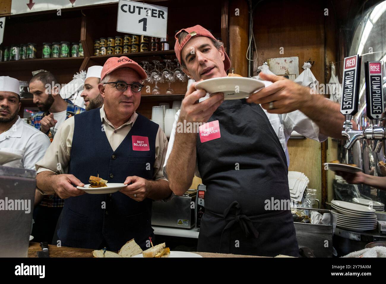 28 settembre 2024, New York City, New York, U. S: Lo chef Dan Barber, ( a destra ), introduce un panino vegano di pastrami al Katz's Deli. Irwin Goldman ( a sinistra ), botanico presso l'Università del Wisconsin, con il suo team ha creato un seme per produrre la barbabietola Badger Flame, che non ha più un gusto terroso. La barbabietola ora ha una consistenza più meatissima. Il processo ha richiesto sedici anni per creare il nuovo seme. (Credit Image: © Billy Tompkins/ZUMA Press Wire) SOLO PER USO EDITORIALE! Non per USO commerciale! Foto Stock