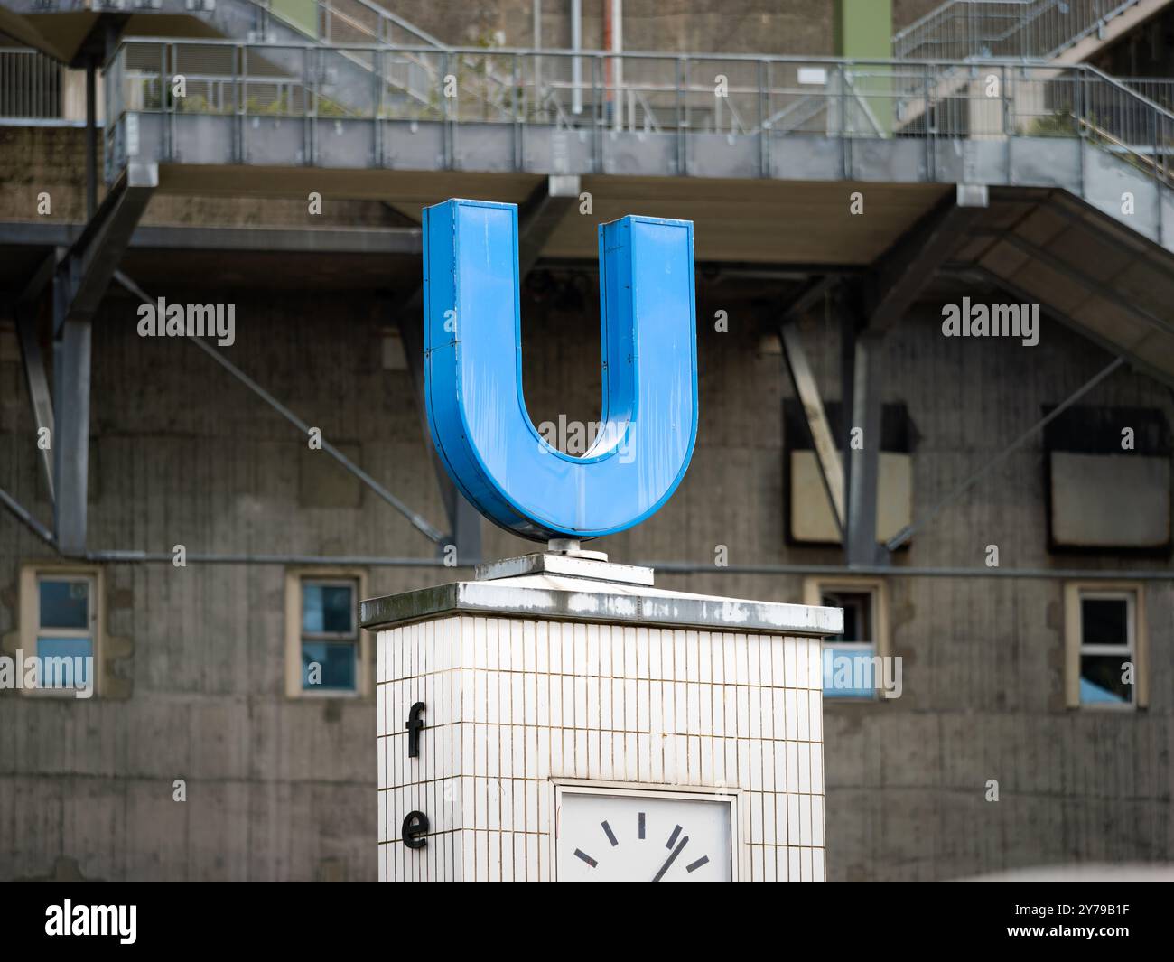 Insegna con il logo della U-Bahn ad Amburgo, Germania. Grande lettera blu U che indica l'ingresso al sistema di trasporto sotterraneo. Primo piano dell'edificio. Foto Stock