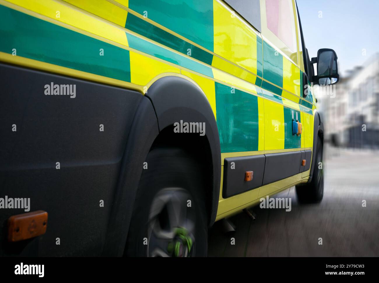 Ambulanza - servizi di emergenza veicoli ambulanza in viaggio verso la scena. Il trasporto medicalmente attrezzato ha portato i pazienti con paramedici in un ospedale Foto Stock