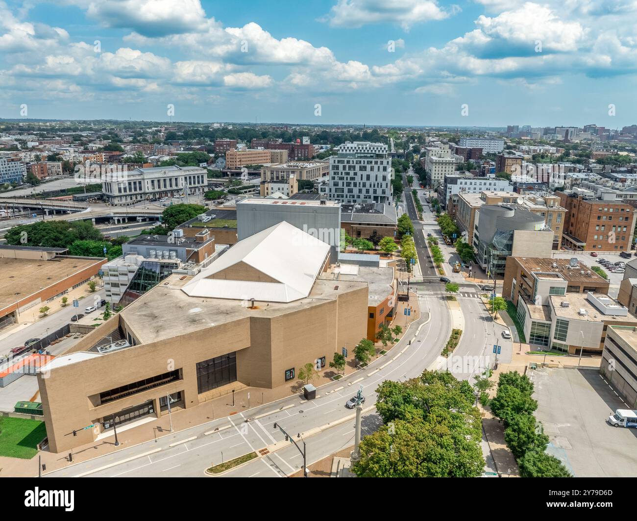 Vista aerea del luogo di ritrovo musicale Lyric Baltimore a Baltimora, Maryland, Stati Uniti, situato vicino alla facoltà di legge dell'Università di Baltimora e alla Penn Foto Stock
