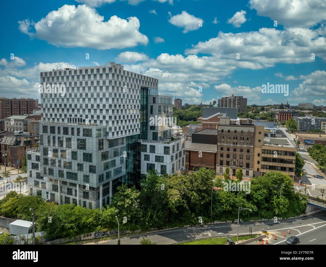 Edificio futuristico della scuola di legge dell'Università di Baltimora nel Maryland con cielo blu nuvoloso Foto Stock