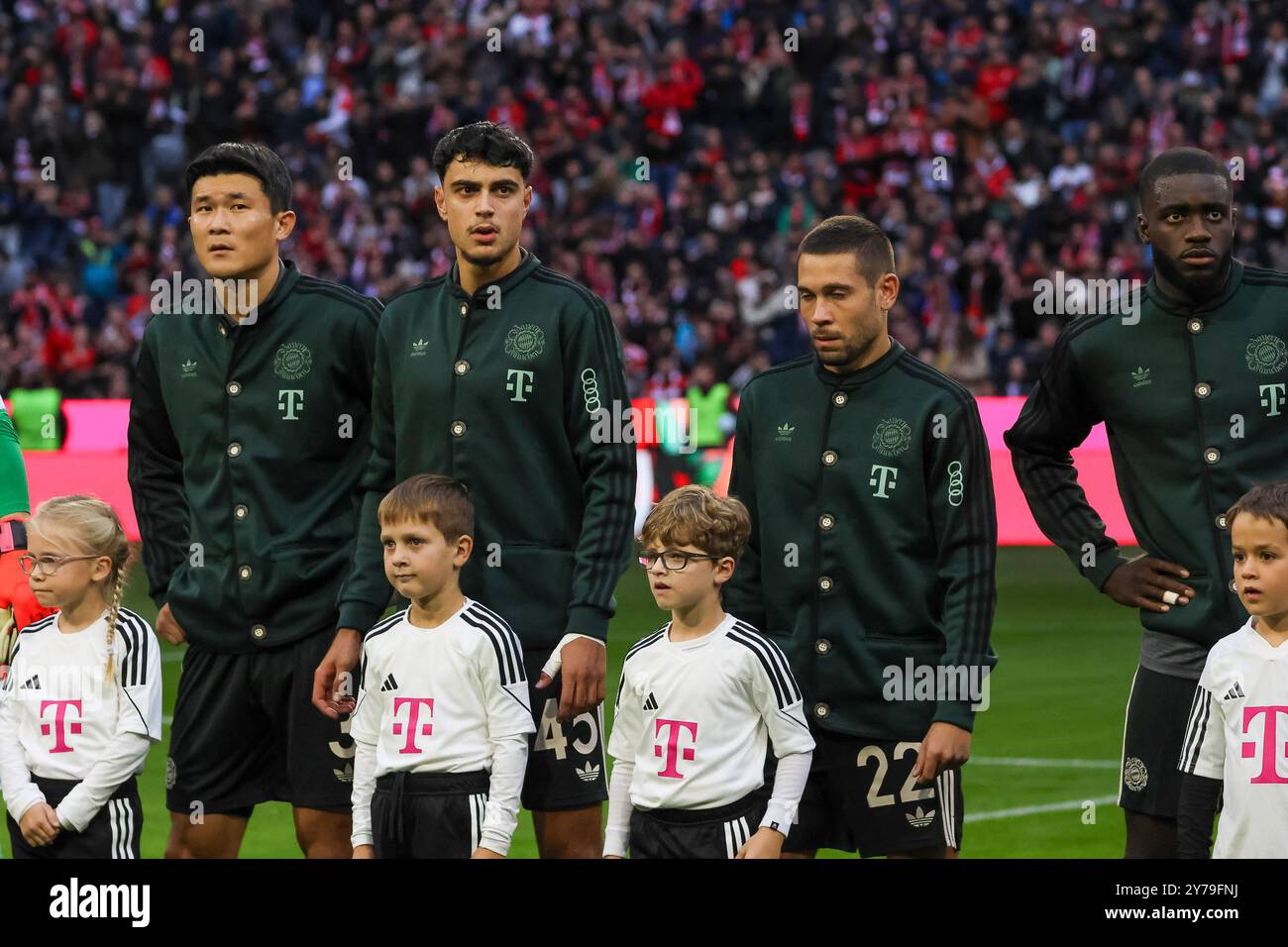 Minjae Kim (FC Bayern Muenchen, 03) mit Aleksandar Pavlovic (FC Bayern Muenchen, 45) und Raphael Guerreiro (FC Bayern Muenchen, 22) mit Dayot Upamecano (FC Bayern Muenchen, 02) vor dem Spiel in Trainingsjacken mit Einlaufkindern, FC Bayern Muenchen vs. Bayern Muenchen vs. Bayer 04, Bundeslisen, Bundeslissw.5, Bundewl. Spieltag, Saison 24/25, 28.09.2024, LE NORMATIVE DFL VIETANO QUALSIASI USO DI FOTOGRAFIE COME SEQUENZE DI IMMAGINI, foto: Eibner-Pressefoto/Jenni Maul Foto Stock