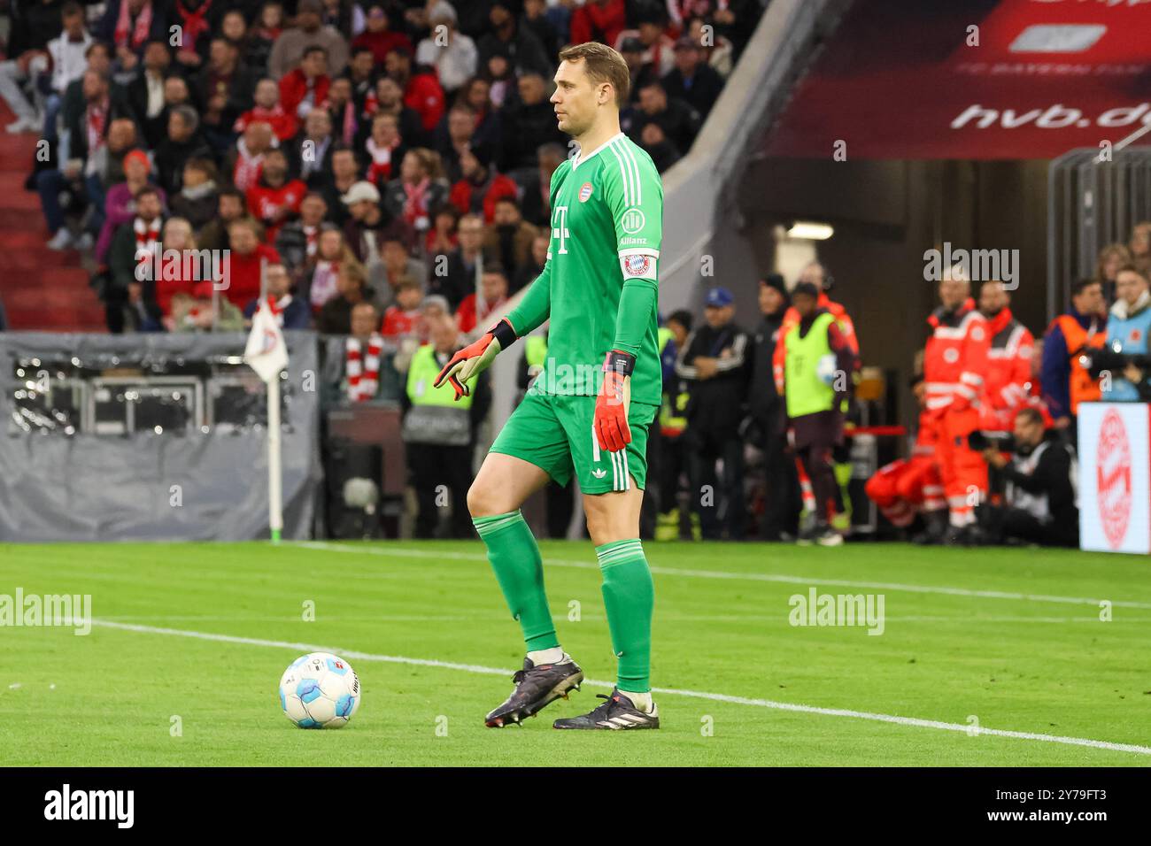 Manuel Neuer (FC Bayern Muenchen, 01) mit Ball, FC Bayern Muenchen vs. Bayer 04 Leverkusen , Fussball, Bundesliga, 5. Spieltag, Saison 24/25, 28.09.2024, LE NORMATIVE DFL VIETANO QUALSIASI USO DI FOTOGRAFIE COME SEQUENZE DI IMMAGINI, foto: Eibner-Pressefoto/Jenni Maul Foto Stock