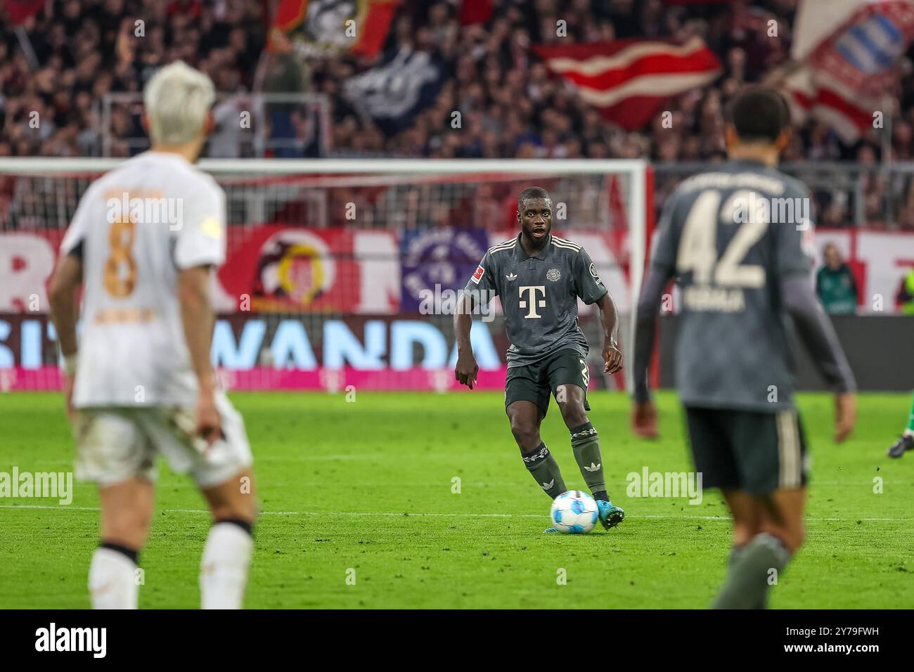 Dayot Upamecano (FC Bayern Muenchen, 02) mti Ball, FC Bayern Muenchen vs. Bayer 04 Leverkusen , Fussball, Bundesliga, 5. Spieltag, Saison 24/25, 28.09.2024, LE NORMATIVE DFL VIETANO QUALSIASI USO DI FOTOGRAFIE COME SEQUENZE DI IMMAGINI, foto: Eibner-Pressefoto/Jenni Maul Foto Stock