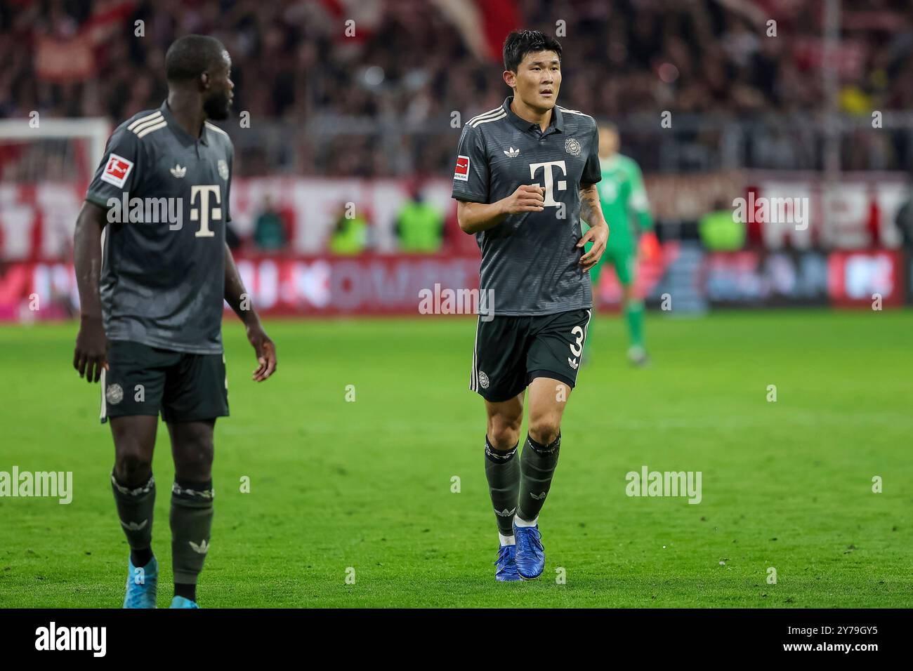 Muenchen, Germania. 28 settembre 2024. Minjae Kim (FC Bayern Muenchen, 03) mit Dayot Upamecano (FC Bayern Muenchen, 02), FC Bayern Muenchen vs. Bayer 04 Leverkusen, Fussball, Bundesliga, 5. Spieltag, Saison 24/25, 28.09.2024, LE NORMATIVE DFL VIETANO QUALSIASI USO DI FOTOGRAFIE COME SEQUENZE DI IMMAGINI, foto: Eibner-Pressefoto/Jenni Maul Credit: dpa/Alamy Live News Foto Stock