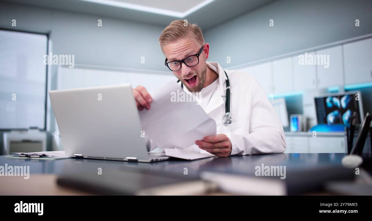 Felice medico che legge la lettera di buona notizia con i risultati Foto Stock