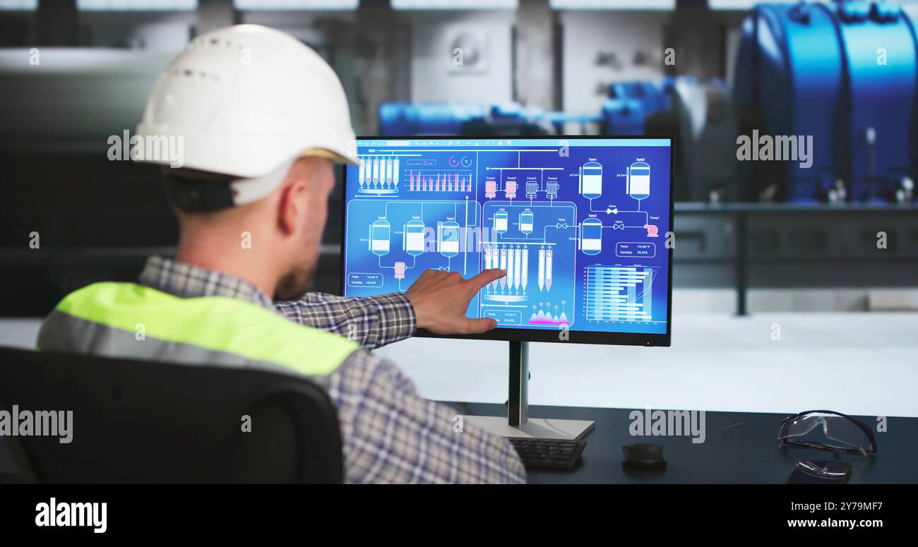 Uomo che lavora nella produzione di energia elettrica della centrale elettrica Foto Stock