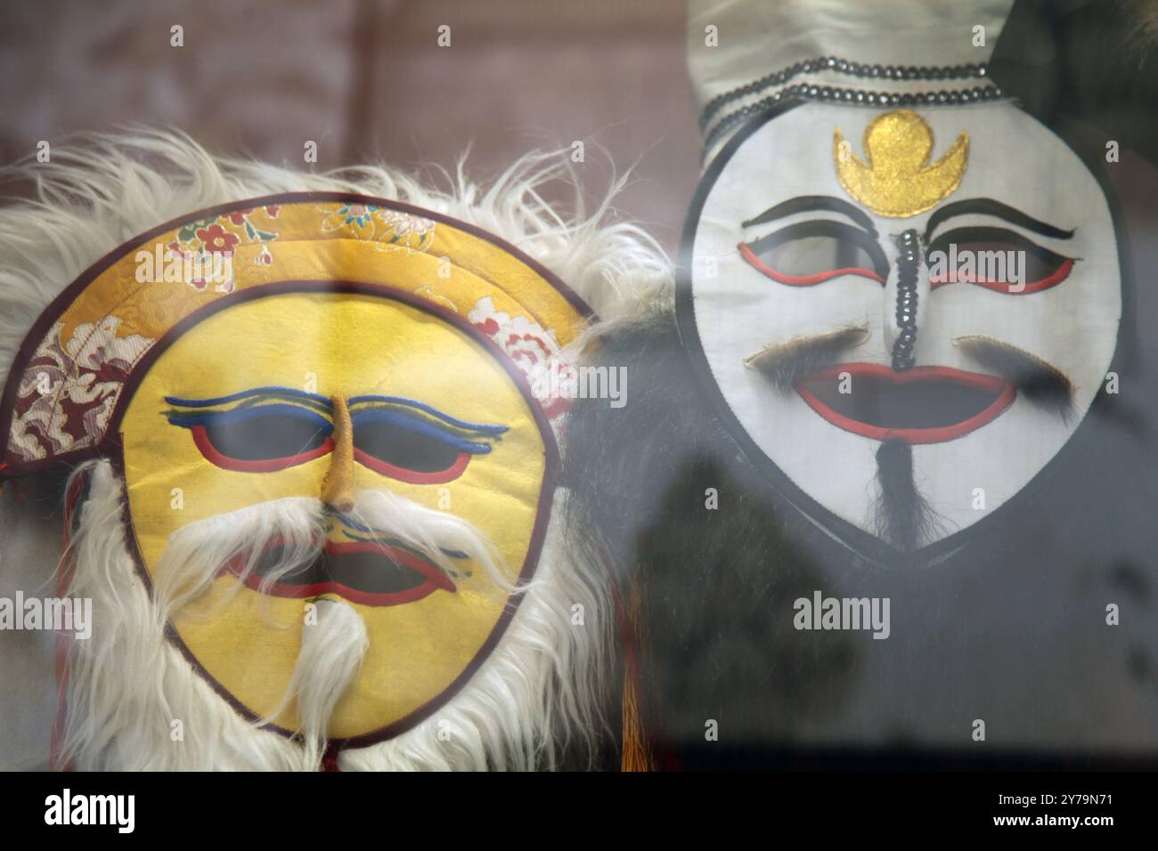 Lhasa, Cina. 29 settembre 2024. Le maschere d'opera tibetane sono esposte al Tibetan Sho Dun Festival presso il Tibet Museum di Lhasa, Tibet, Cina, l'8 agosto 2024. (Foto di Costfoto/NurPhoto) credito: NurPhoto SRL/Alamy Live News Foto Stock