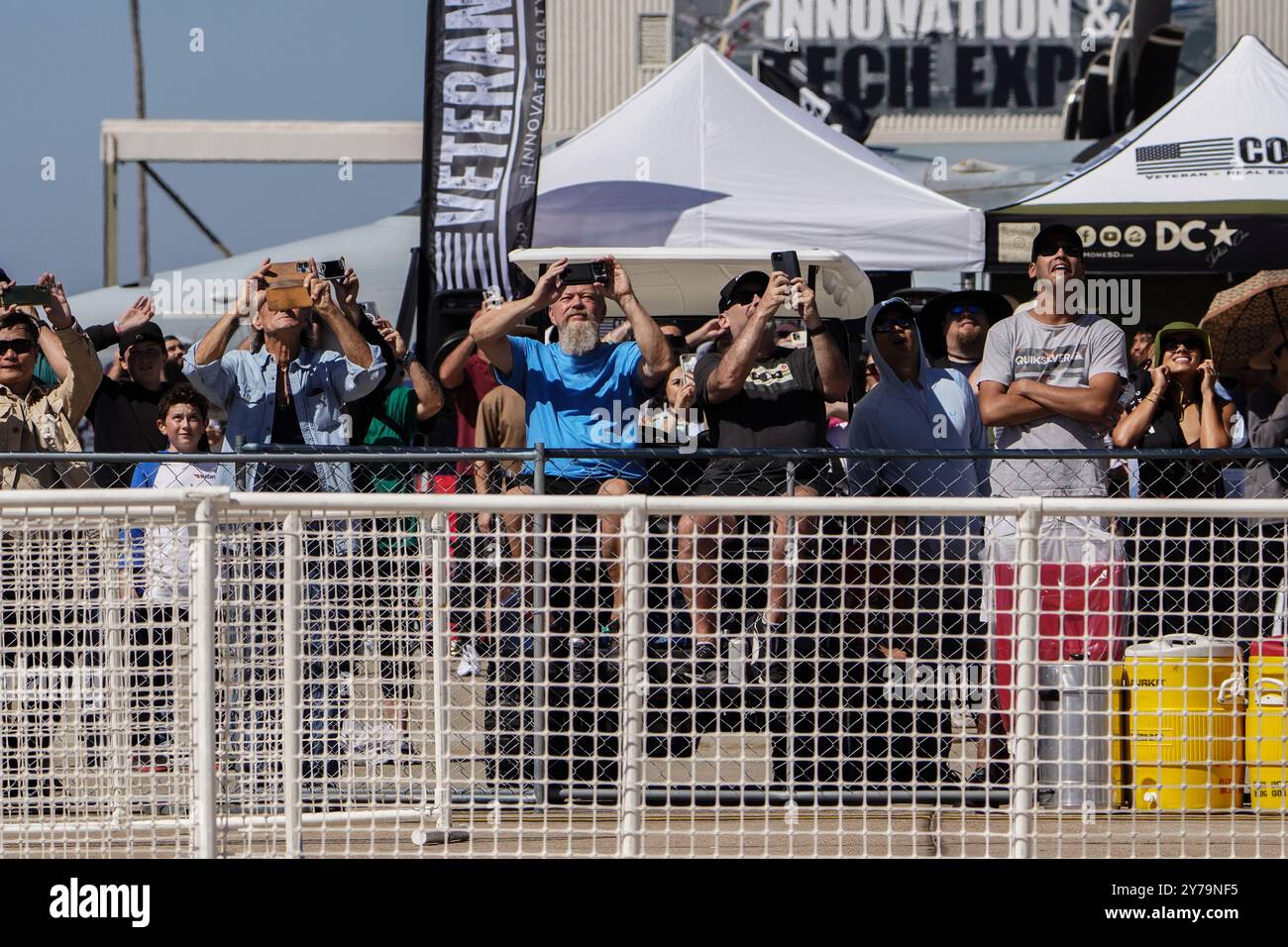 San Diego, Stati Uniti. 28 settembre 2024. La gente guarda l'airshow al MCAS Miramar. L'MCAS Miramar Airshow, uno dei più grandi airshow militari degli Stati Uniti, cattura il pubblico questo fine settimana con emozionanti esibizioni aeree. Con una spettacolare gamma di aerei militari, lo spettacolo mostra le abilità di volo di precisione dei Blue Angels della Marina degli Stati Uniti, nonché le esibizioni di uccelli da guerra d'epoca e jet moderni. Credito: SOPA Images Limited/Alamy Live News Foto Stock