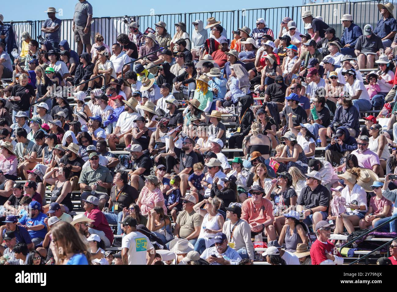 San Diego, Stati Uniti. 28 settembre 2024. La gente guarda l'airshow al MCAS Miramar. L'MCAS Miramar Airshow, uno dei più grandi airshow militari degli Stati Uniti, cattura il pubblico questo fine settimana con emozionanti esibizioni aeree. Con una spettacolare gamma di aerei militari, lo spettacolo mostra le abilità di volo di precisione dei Blue Angels della Marina degli Stati Uniti, nonché le esibizioni di uccelli da guerra d'epoca e jet moderni. Credito: SOPA Images Limited/Alamy Live News Foto Stock