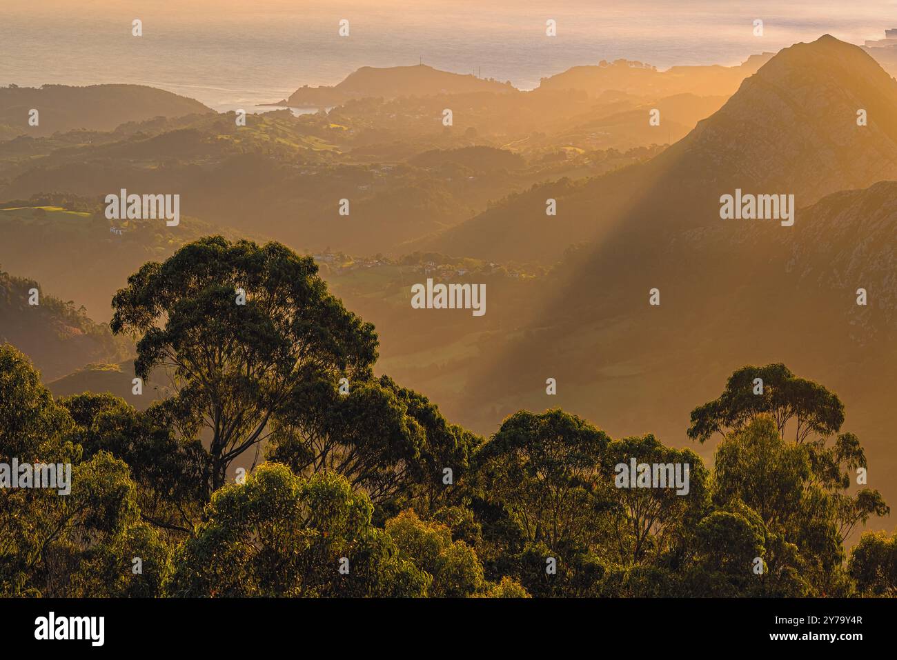 Alba vista dal Mirador del Fitu. E' uno di quei pochi posti nelle Asturie che offre una spettacolare vista a 360 gradi. A portata di mano si trovano Foto Stock