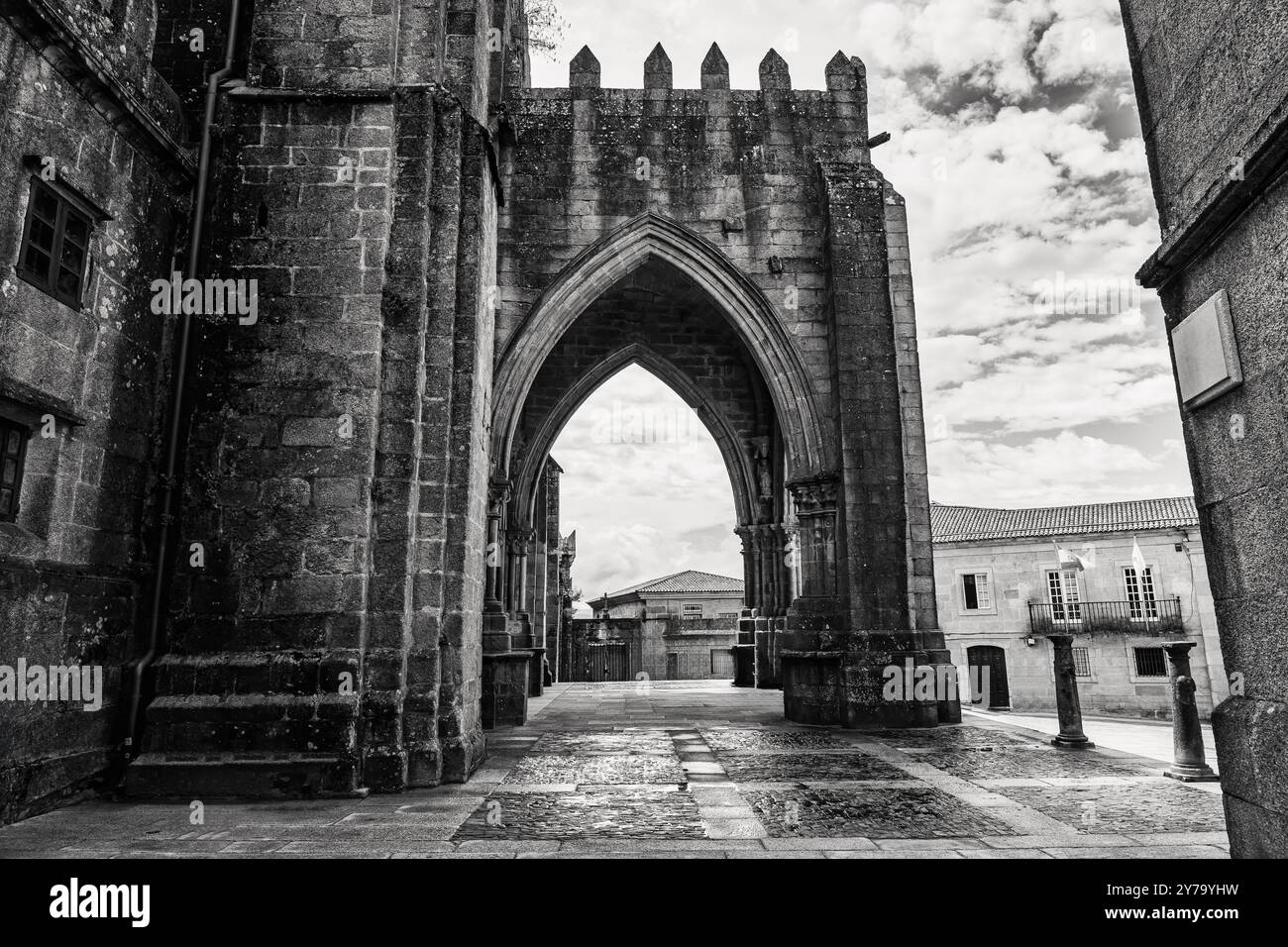 Archi in pietra all'ingresso della cattedrale di Tui, Pontevedra, foto in bianco e nero. Foto Stock