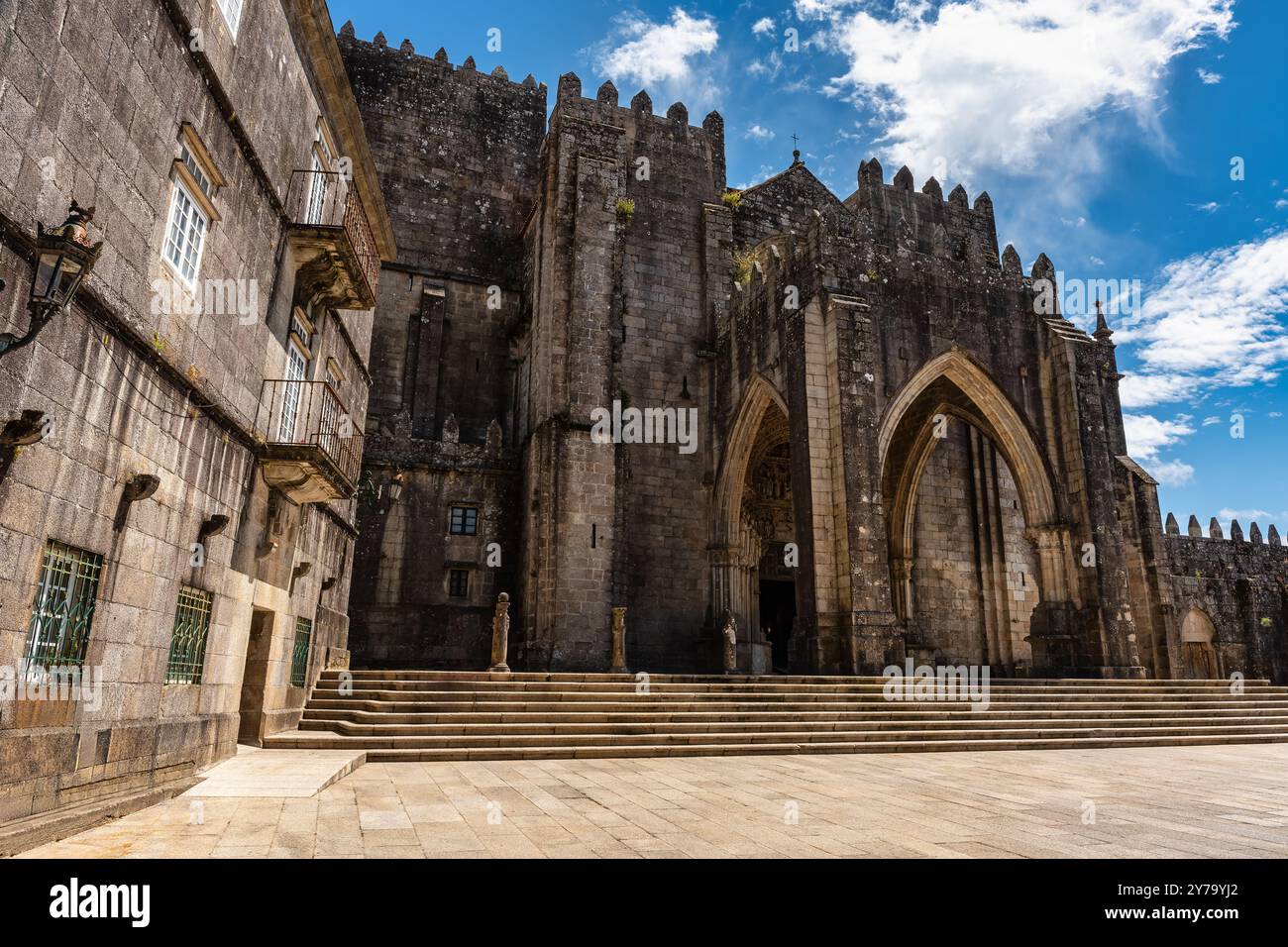 Facciata principale dell'imponente cattedrale medievale di Tui nella provincia di Pontevedra, Galizia. Foto Stock
