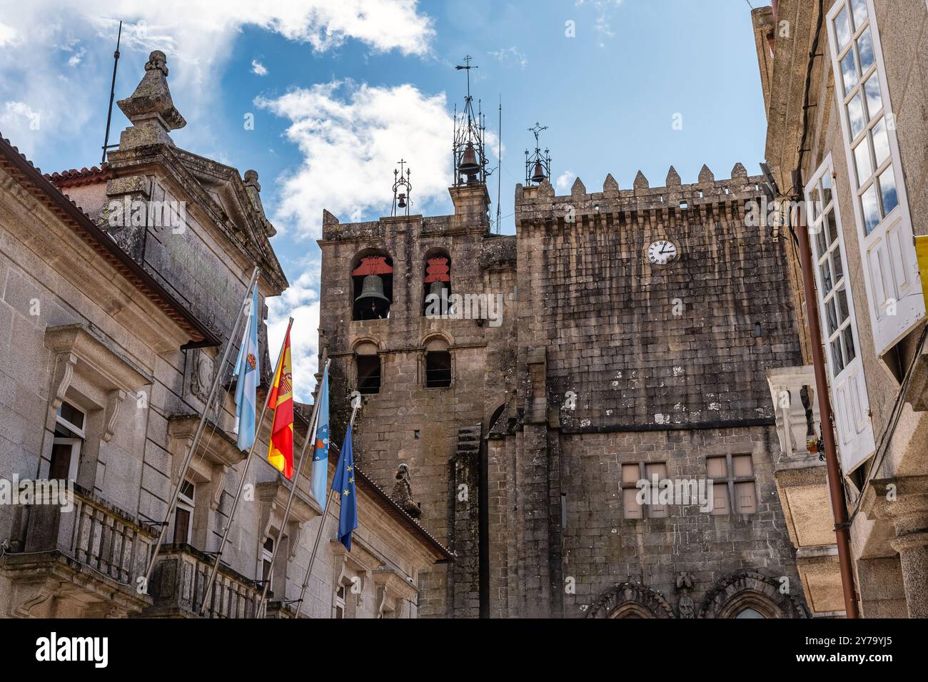 Facciata laterale della cattedrale di Santa Maria con le sue molteplici campane medievali, Tui, Pontevedra. Foto Stock