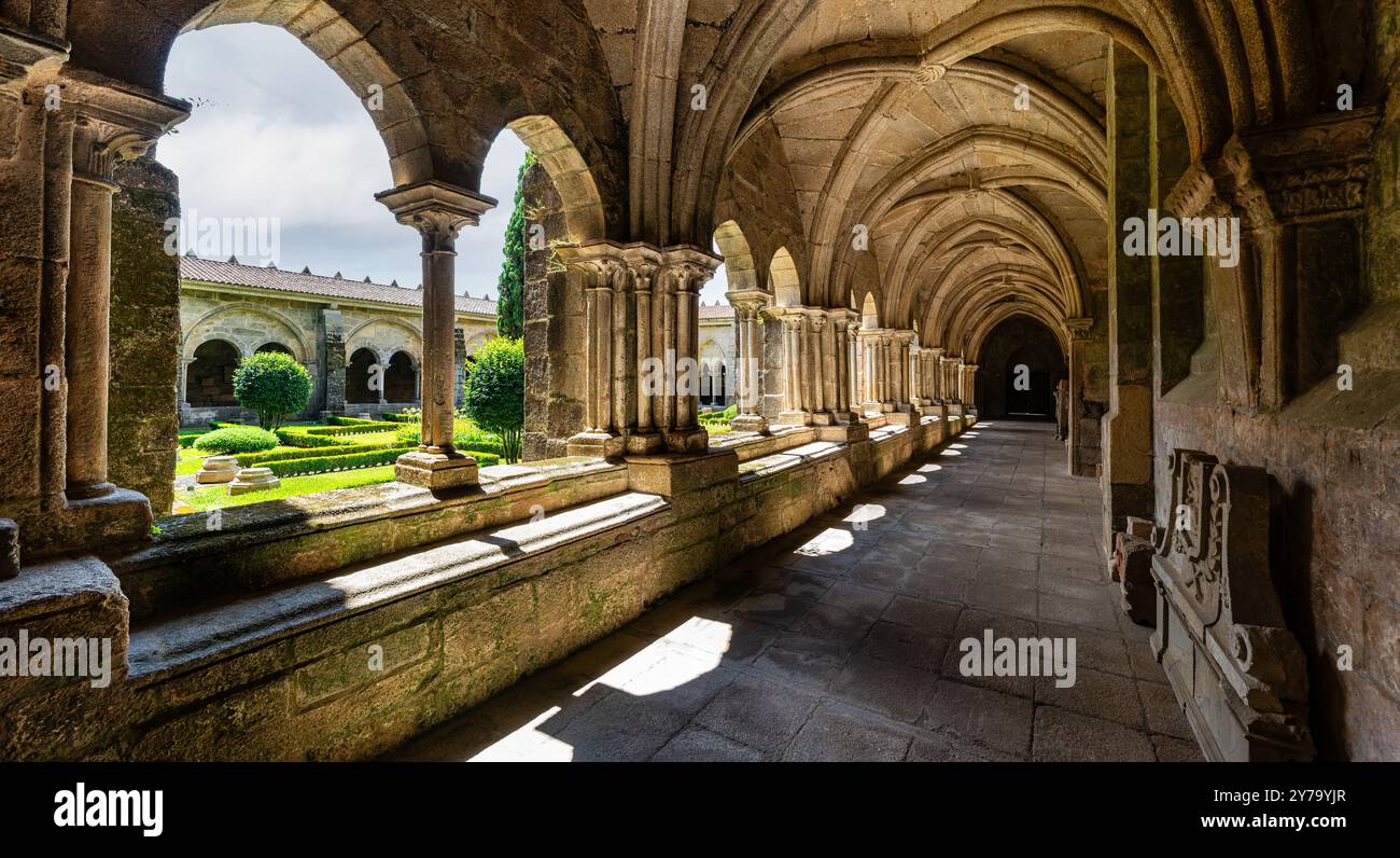 Impressionante chiostro con colonne in pietra e archi nella cattedrale di Santa Maria, Tui, Galizia. Foto Stock