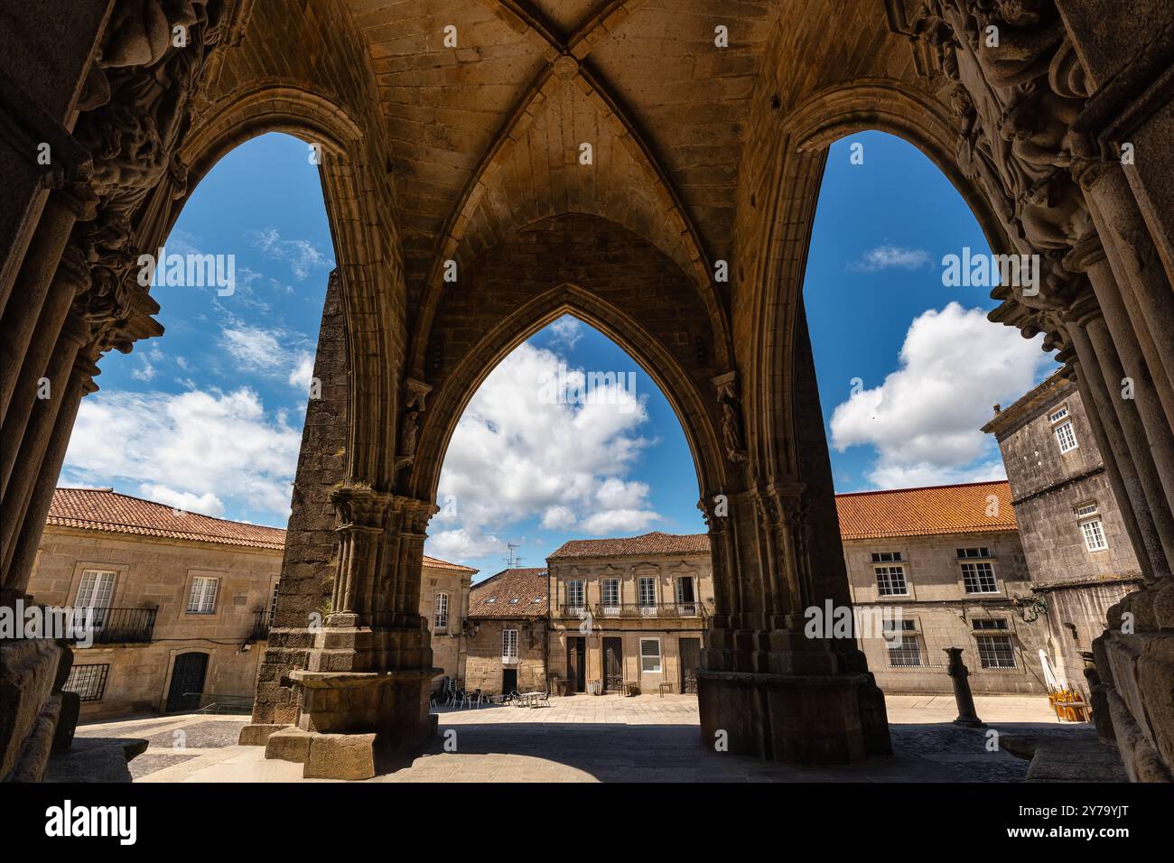Ingresso principale alla Cattedrale di Tui con altissimi archi in pietra, Pontevedra, Galizia. Foto Stock