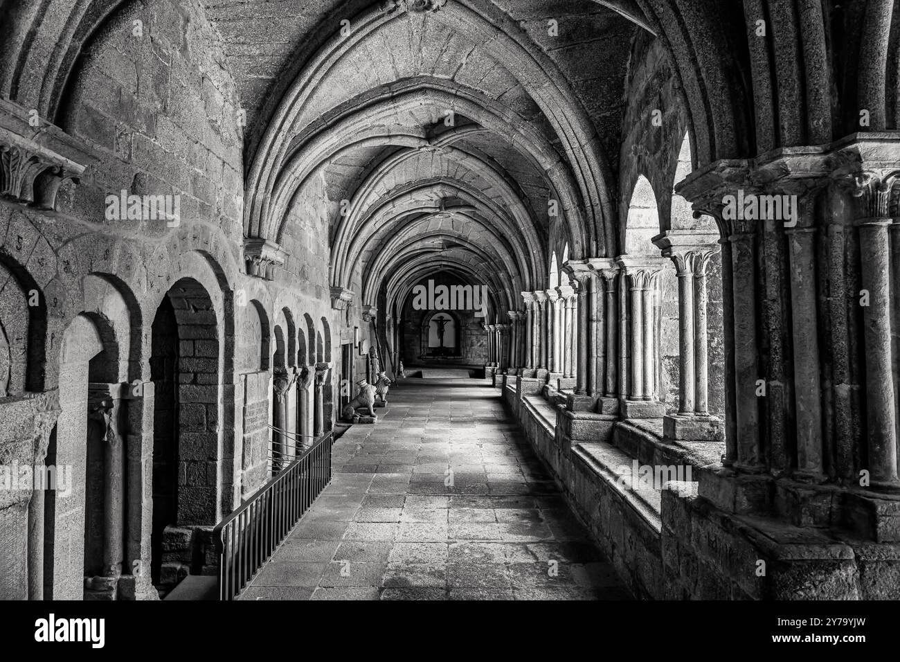 Chiostro della Cattedrale di Santa Maria nella monumentale città di Tui, foto in bianco e nero. Foto Stock