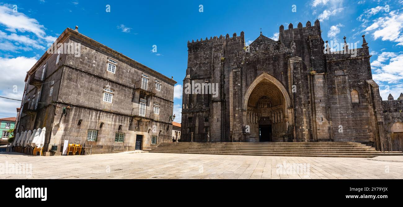 Facciata principale dell'imponente cattedrale medievale di Tui nella provincia di Pontevedra, Galizia. Foto Stock