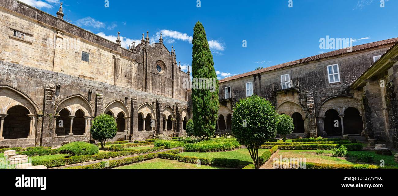 Impressionante chiostro con colonne in pietra e archi nella cattedrale di Santa Maria, Tui, Galizia. Foto Stock