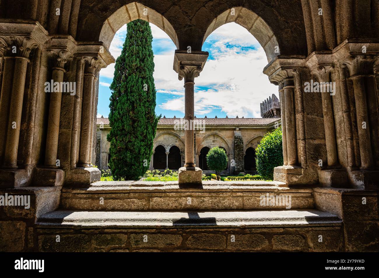 Archi medievali in pietra che danno accesso al cortile del chiostro della cattedrale di Tui, Pontevedra. Foto Stock