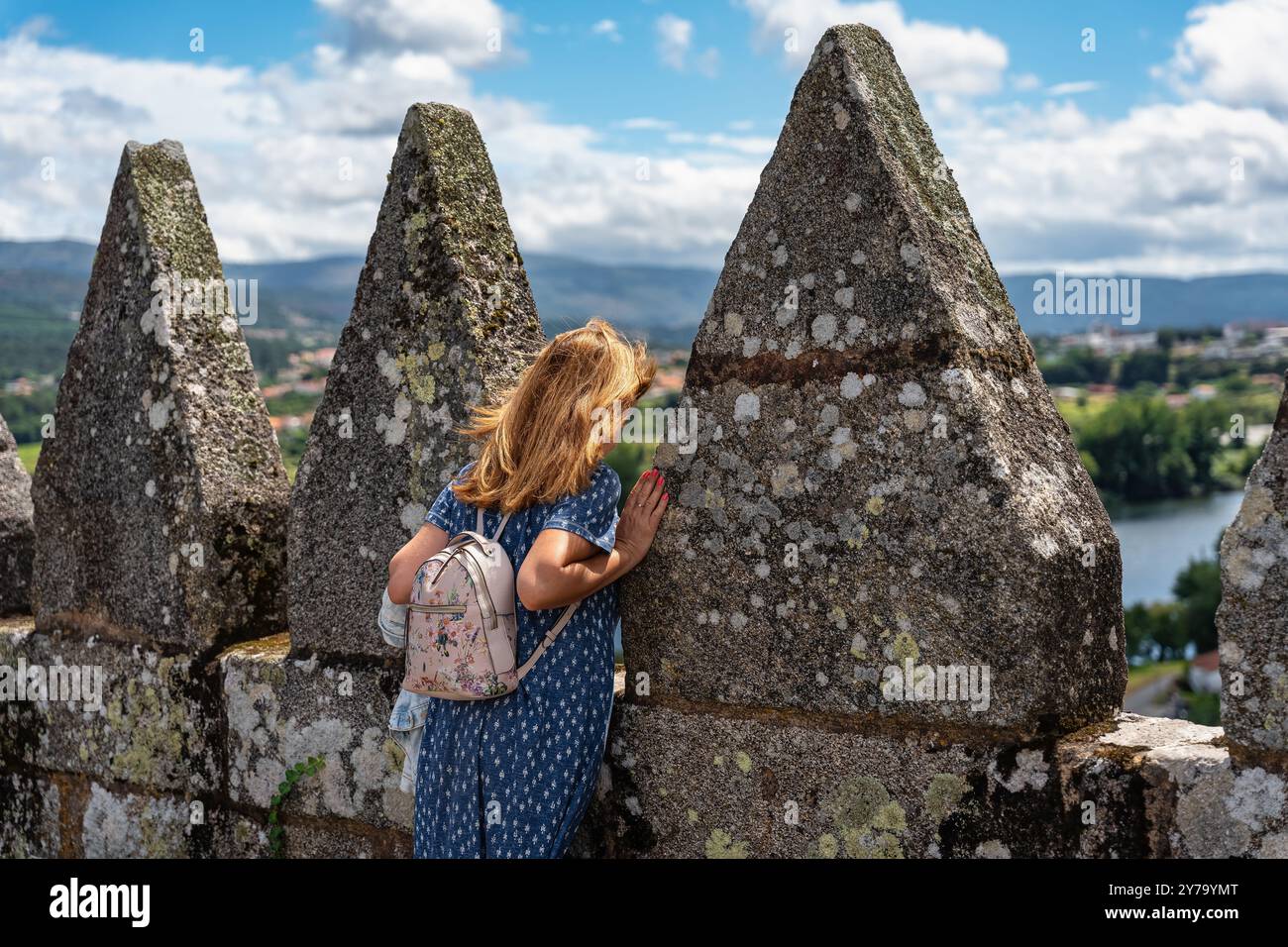 Donna turistica che gode della vista di Tui dalla cattedrale di Santa Maria, Pontevedra. Foto Stock