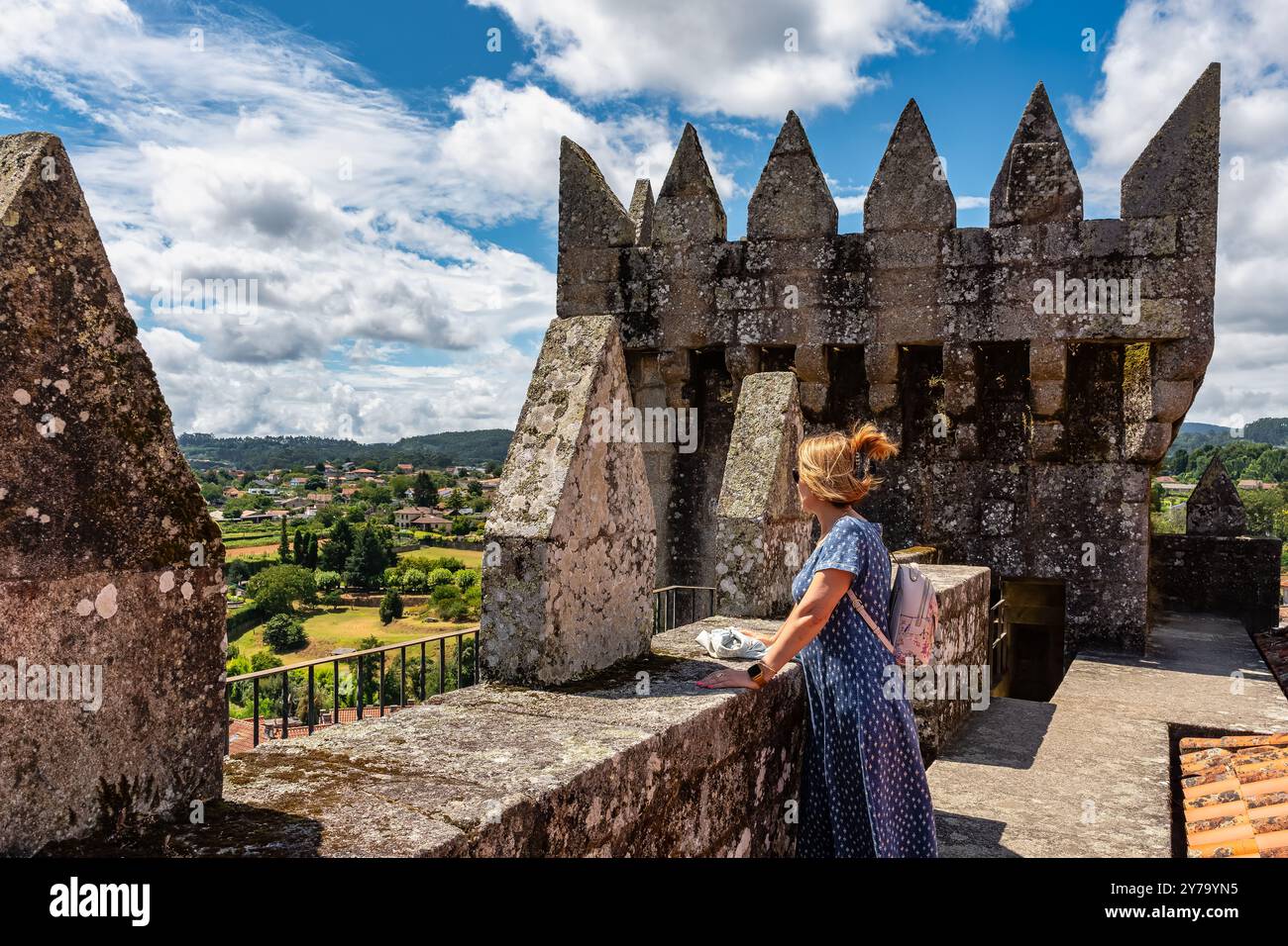 Donna turistica che gode della vista di Tui dalla cattedrale di Santa Maria, Pontevedra. Foto Stock
