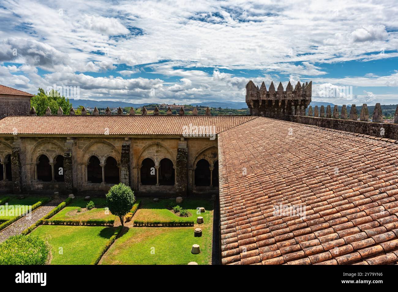 Impressionante tetto antico di piastrelle arabe nel complesso monumentale della cattedrale di Tui, Galizia. Foto Stock