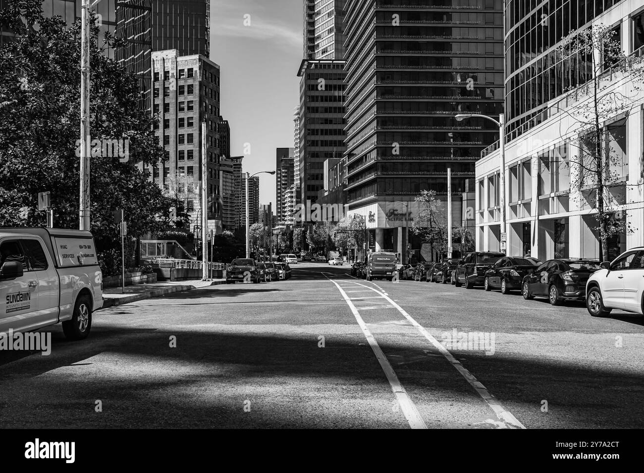 Vista sulla città di una strada nel centro di Vancouver, British Columbia, Canada. Moderni ed alti edifici e la strada asfaltata con auto, vita cittadina. Fot. Viaggio Foto Stock