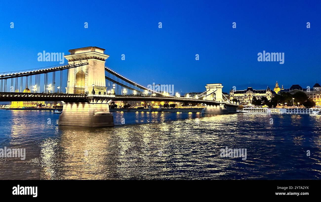 Il Danubio e il Ponte delle catene a Budapest, di notte, Ungheria Foto Stock