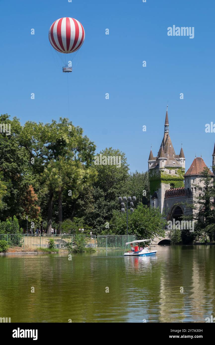 Mongolfiera e castello Vajdahunyad nel parco di Budapest, Ungheria Foto Stock