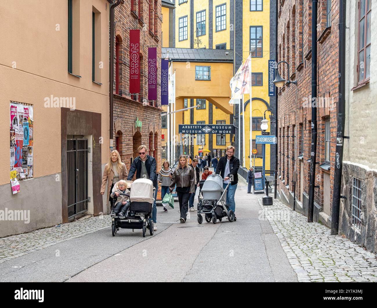 La gente passeggia per la città durante la notte della Cultura, un evento annuale l'ultimo sabato di settembre, che mostra diversi aspetti della cultura a Norrköping Foto Stock
