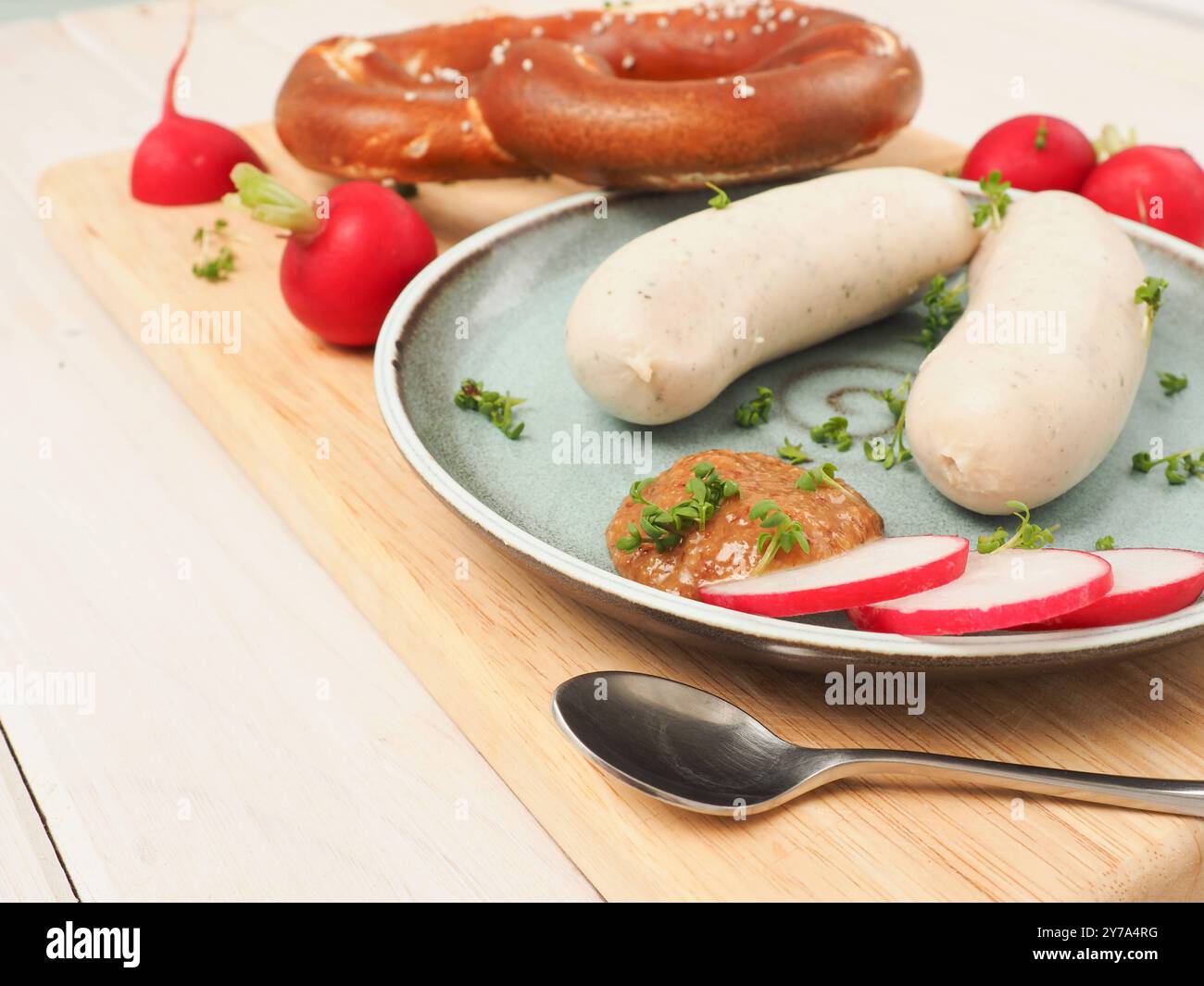 Salsiccia di vitello bavarese con senape dolce e pretzel su tavola di legno, Oktoberfest o tradizionale cibo bavarese Foto Stock