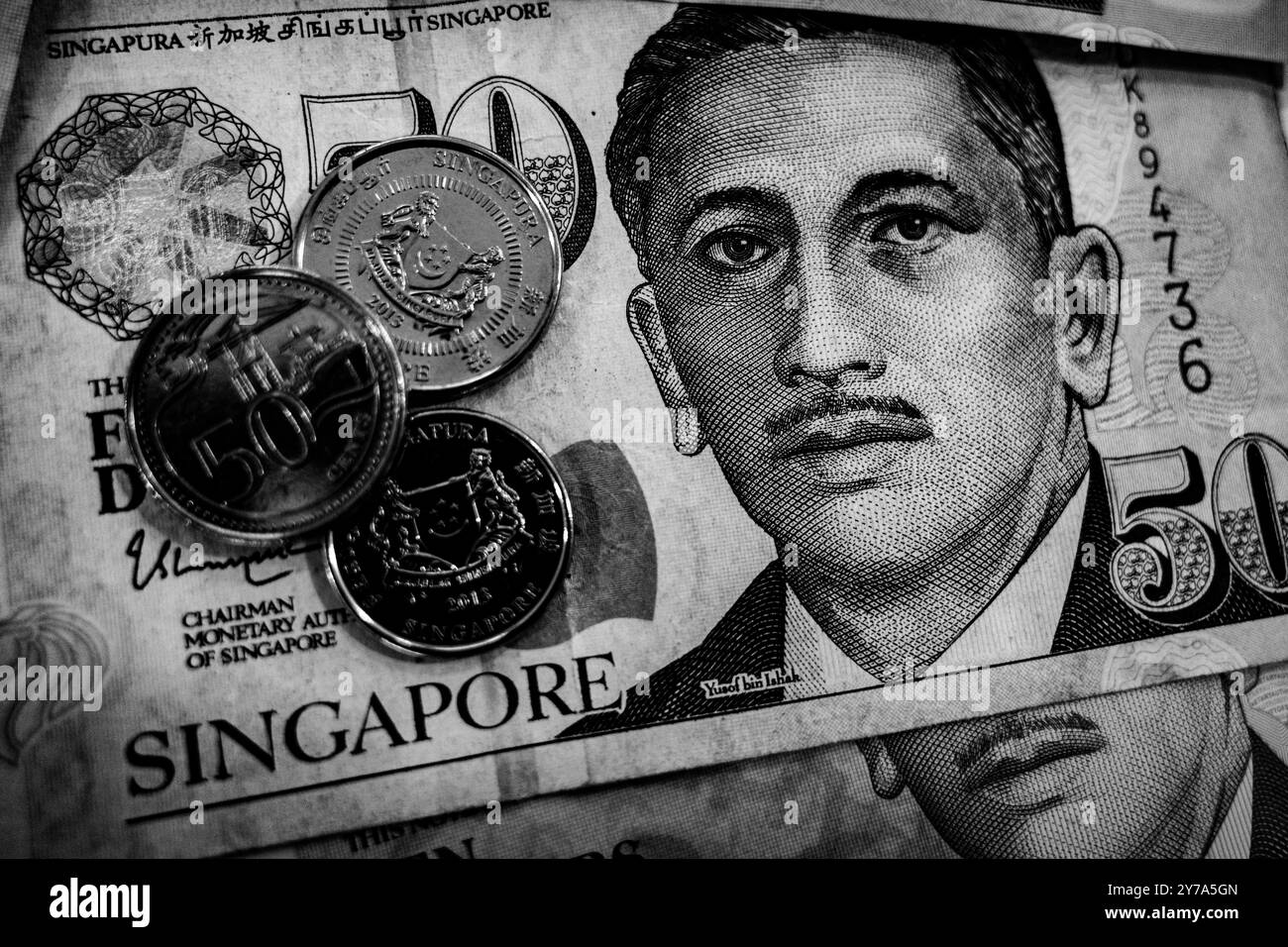 Singapore, Singapore. 29 settembre 2024. Un'illustrazione fotografica della valuta del dollaro di Singapore (SGD S$) per notizie di affari e notizie sui mercati finanziari. Il dollaro di Singapore (SGD) è una valuta importante nel sud-est asiatico, riconosciuta per la sua economia globalizzata, la stabilità e il forte sostegno economico. L'Autorità monetaria di Singapore (MAS) regola la valuta, assicurandone la resilienza contro le fluttuazioni del mercato finanziario globale. Nota per il suo vivace settore bancario, Singapore funge da hub finanziario, attirando investimenti e promuovendo il commercio internazionale in competizione con Hong Kong e Tokyo. eco Foto Stock