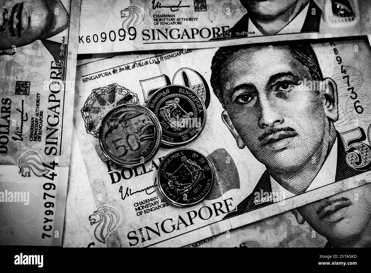 Singapore, Singapore. 29 settembre 2024. Un'illustrazione fotografica della valuta del dollaro di Singapore (SGD S$) per notizie di affari e notizie sui mercati finanziari. Il dollaro di Singapore (SGD) è una valuta importante nel sud-est asiatico, riconosciuta per la sua economia globalizzata, la stabilità e il forte sostegno economico. L'Autorità monetaria di Singapore (MAS) regola la valuta, assicurandone la resilienza contro le fluttuazioni del mercato finanziario globale. Nota per il suo vivace settore bancario, Singapore funge da hub finanziario, attirando investimenti e promuovendo il commercio internazionale in competizione con Hong Kong e Tokyo. eco Foto Stock