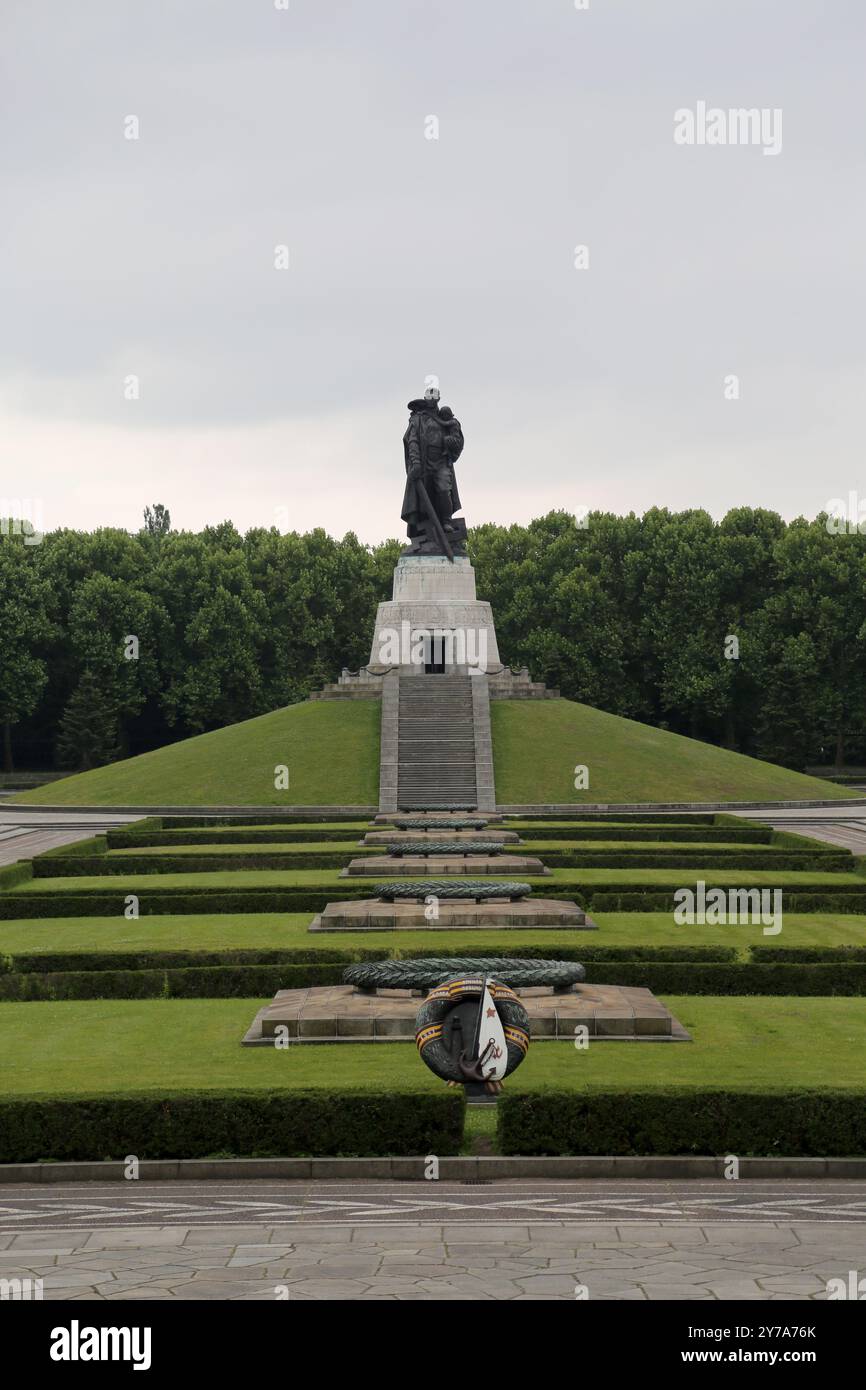 Il Grand Soviet Treptower Park Memorial di Berlino si erge alto, per commemorare i soldati caduti della seconda guerra mondiale in mezzo a giardini ben tenuti e tranquilli su Foto Stock
