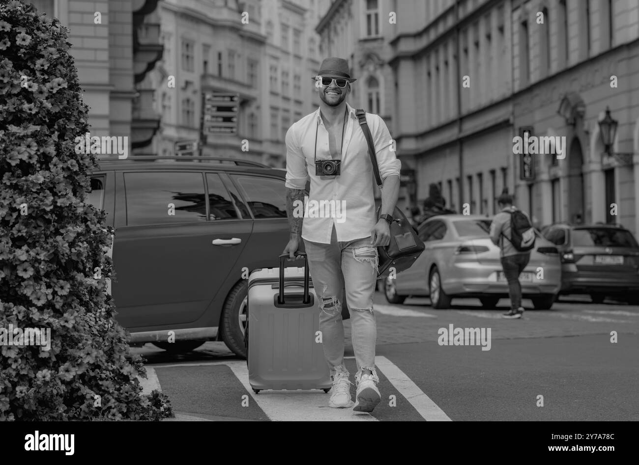 Uomo d'affari turistico che viaggia in città europea. Uomo d'affari ricco e sicuro che viaggia in città europea. Europa, praga. Foto Stock